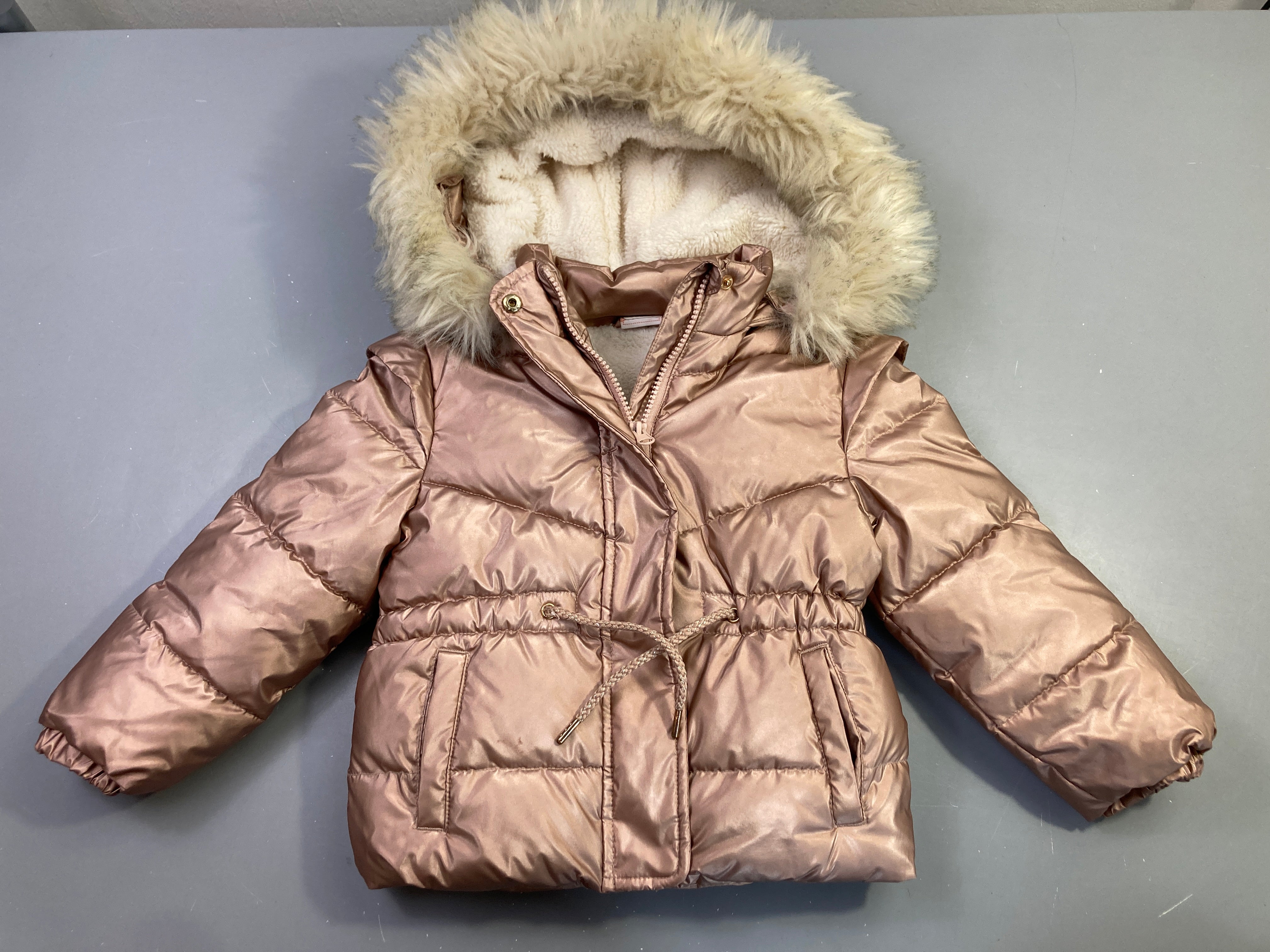 Doudoune zippée rose métallisé capuche fourrure, doublé peluche