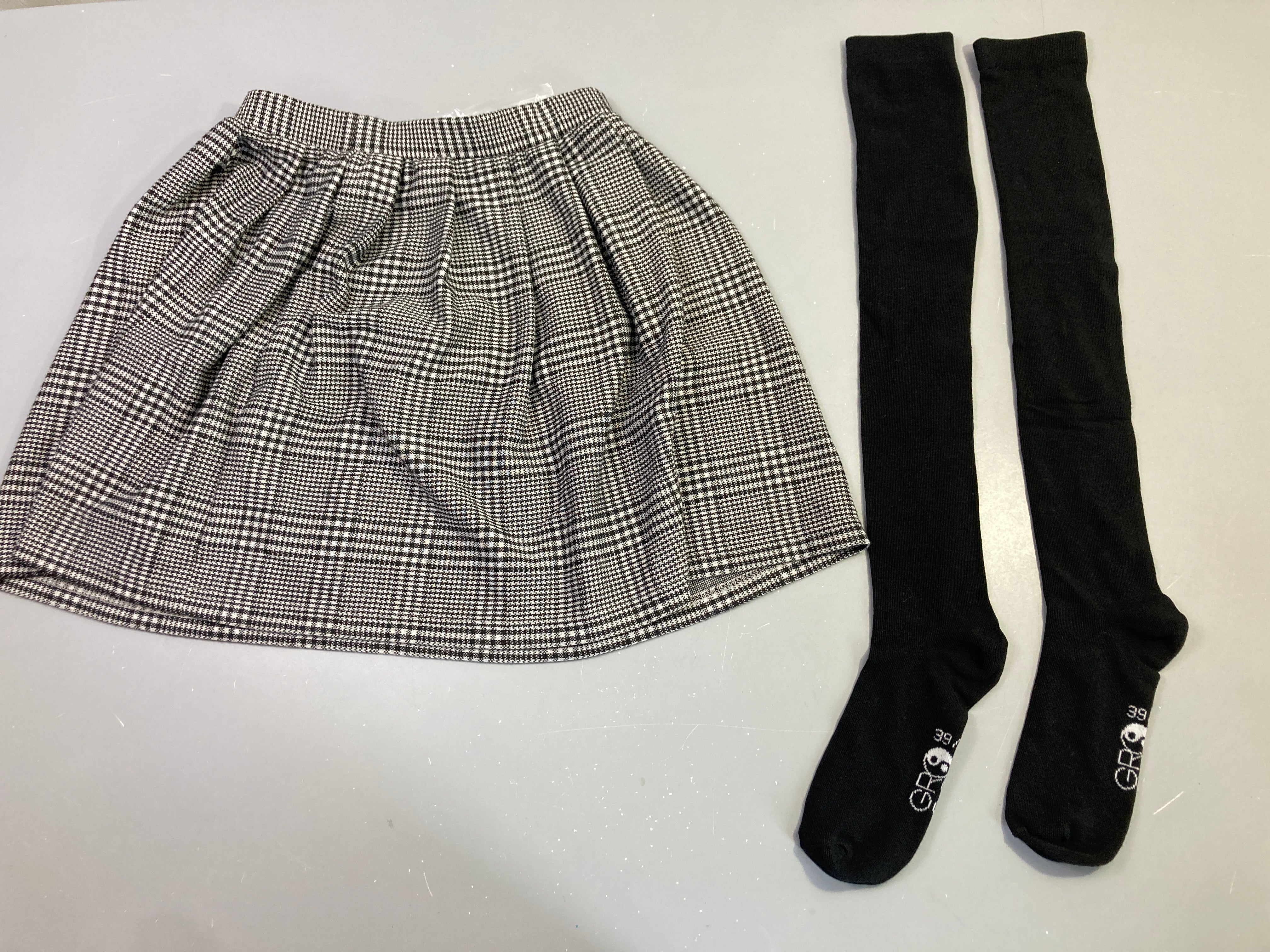 Jupe pied-de-poule molleton noire et blanche + collants noirs