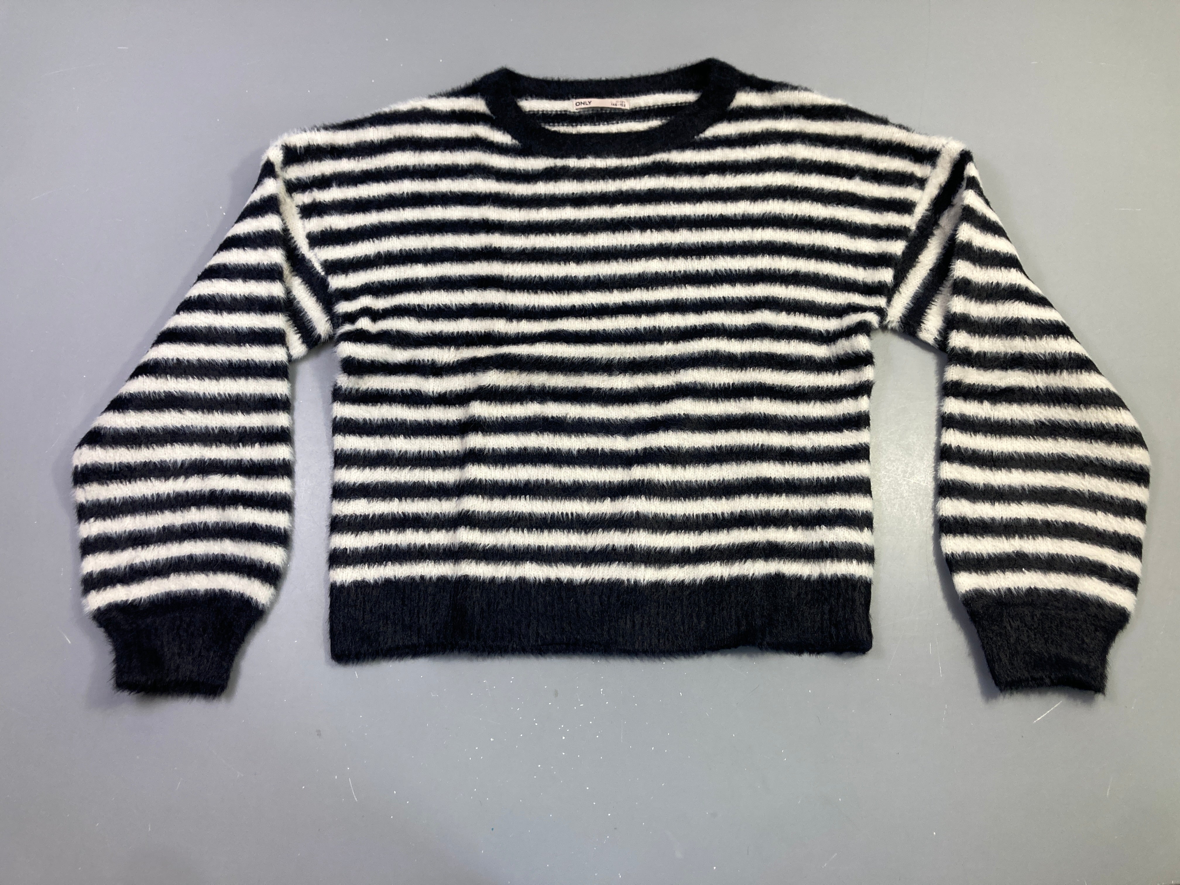 Pull duveteux rayé noir blanc