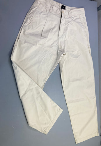 Pantalon chino beige, taille 30, plstique du bouton se décolle, moins cher chez Petit Kiwi