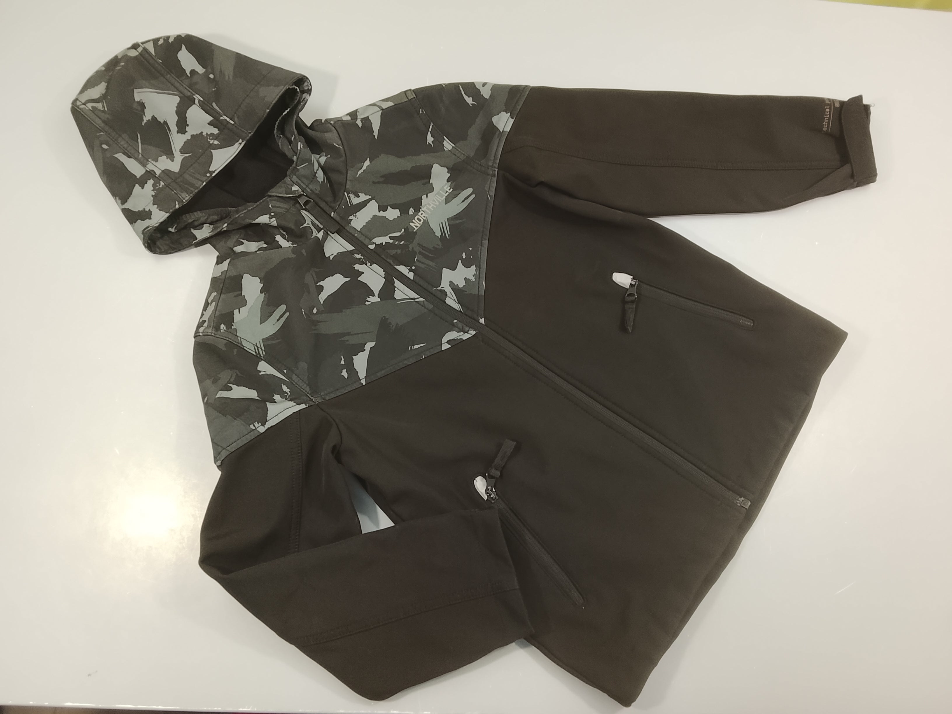 Veste zippée à capuche noire, camouflage  noir et bleu