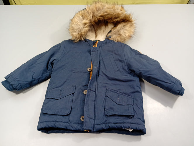 Manteau bleu marine  zippé à capuche avec fausse fourrure, manque 1 bouton. Intérieur peluche, moins cher chez Petit Kiwi