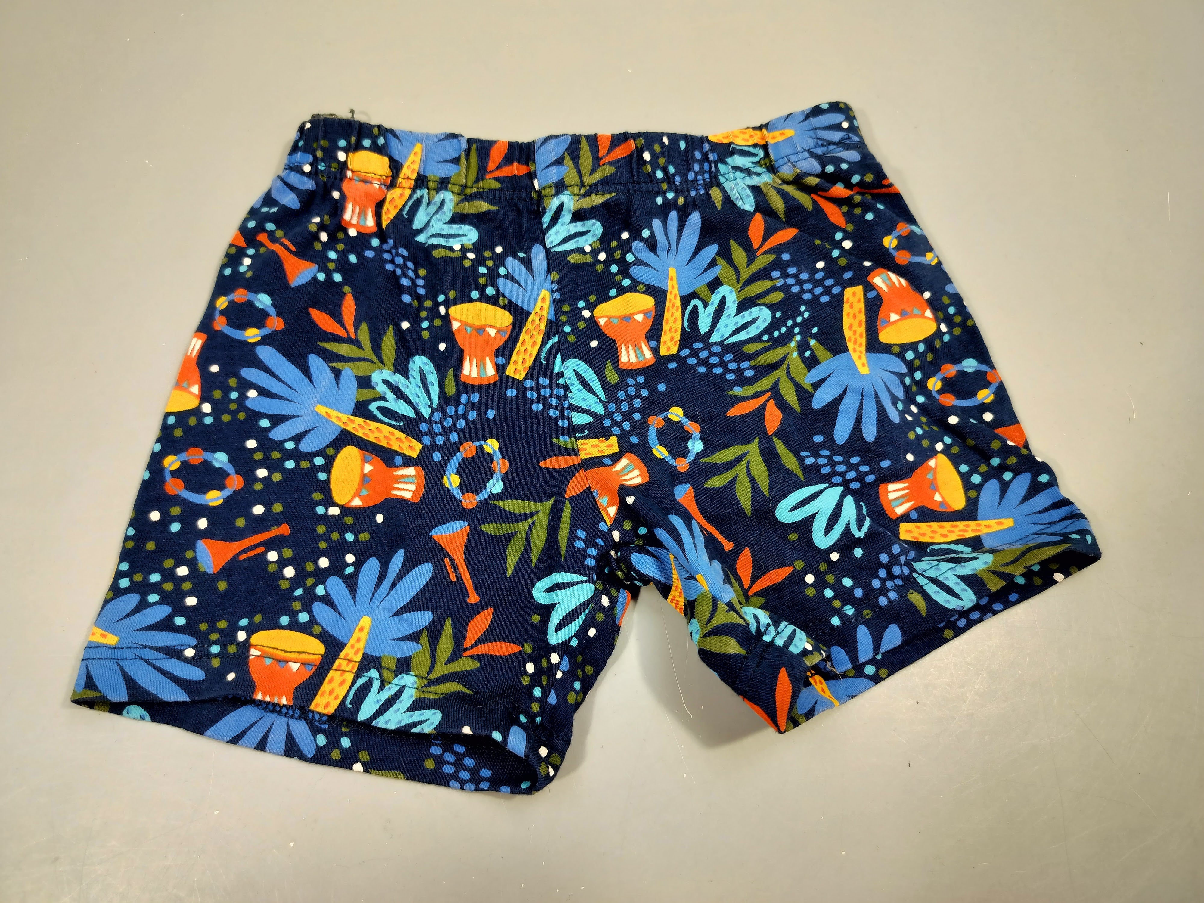 Short court bleu marine motifs colorés (tambourins, ar.bres,...)