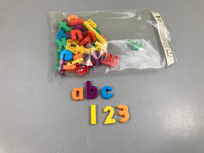 Lot de lettres et chiffres aimantés, manque la lettre G et le chiffre 1, moins cher chez Petit Kiwi