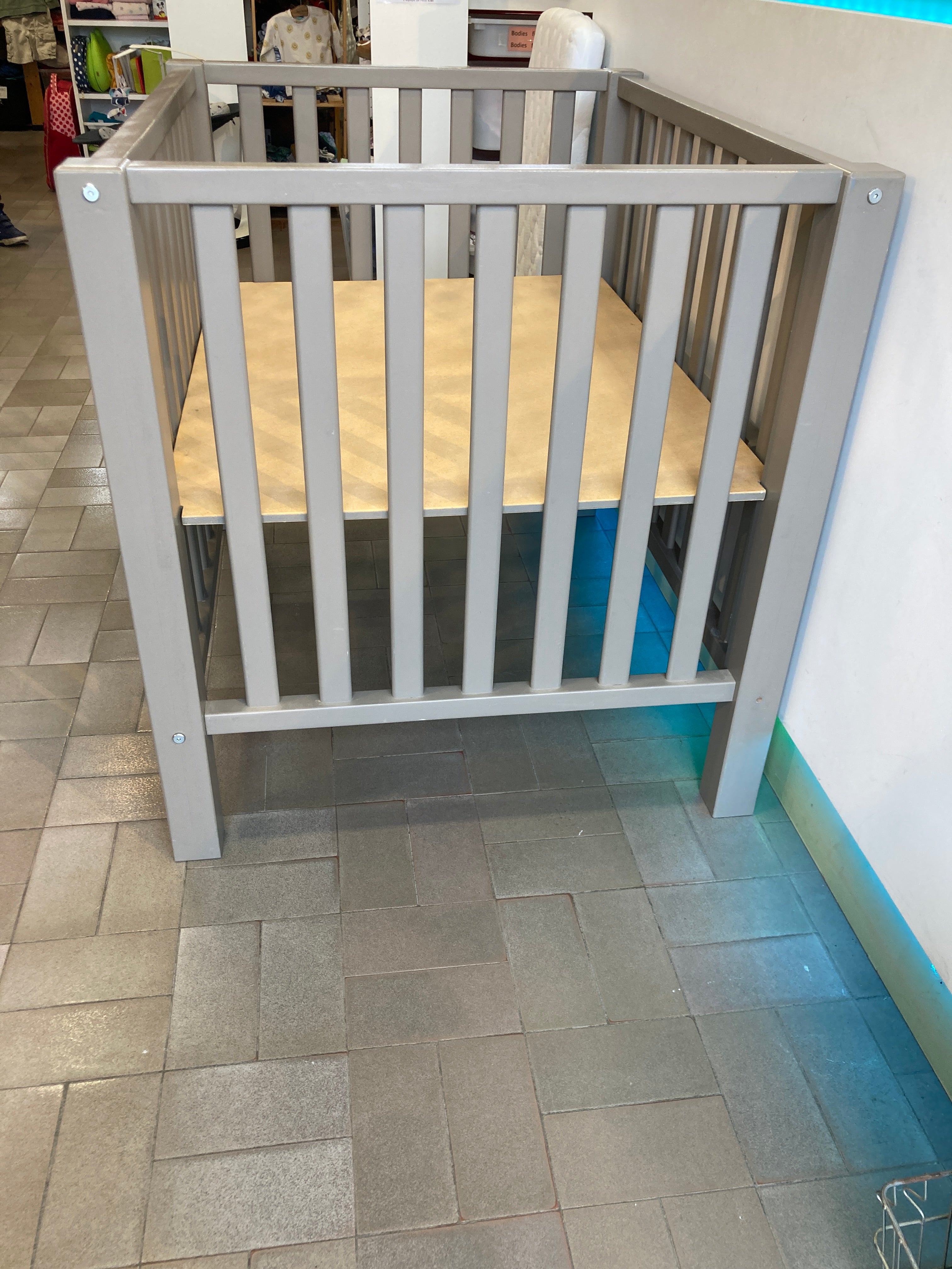 Parc cubic taupe réglable sur 3  hauteurs + Matelas déhoussable avec Alèse (auréolée)  L-99cm l-80cm Traces/petits coup sur pans latéraux.