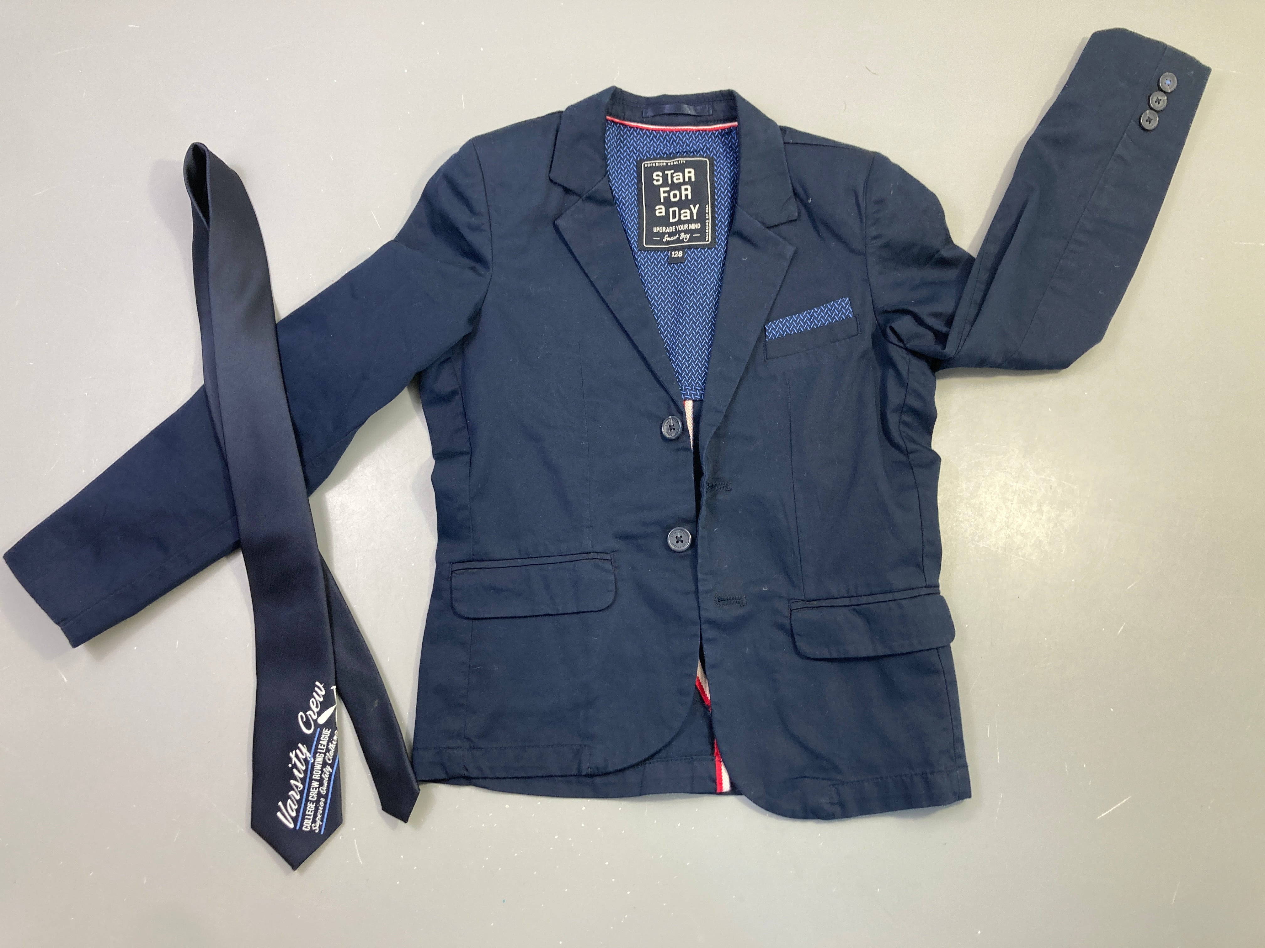 Veste blazer marine cravate assortie