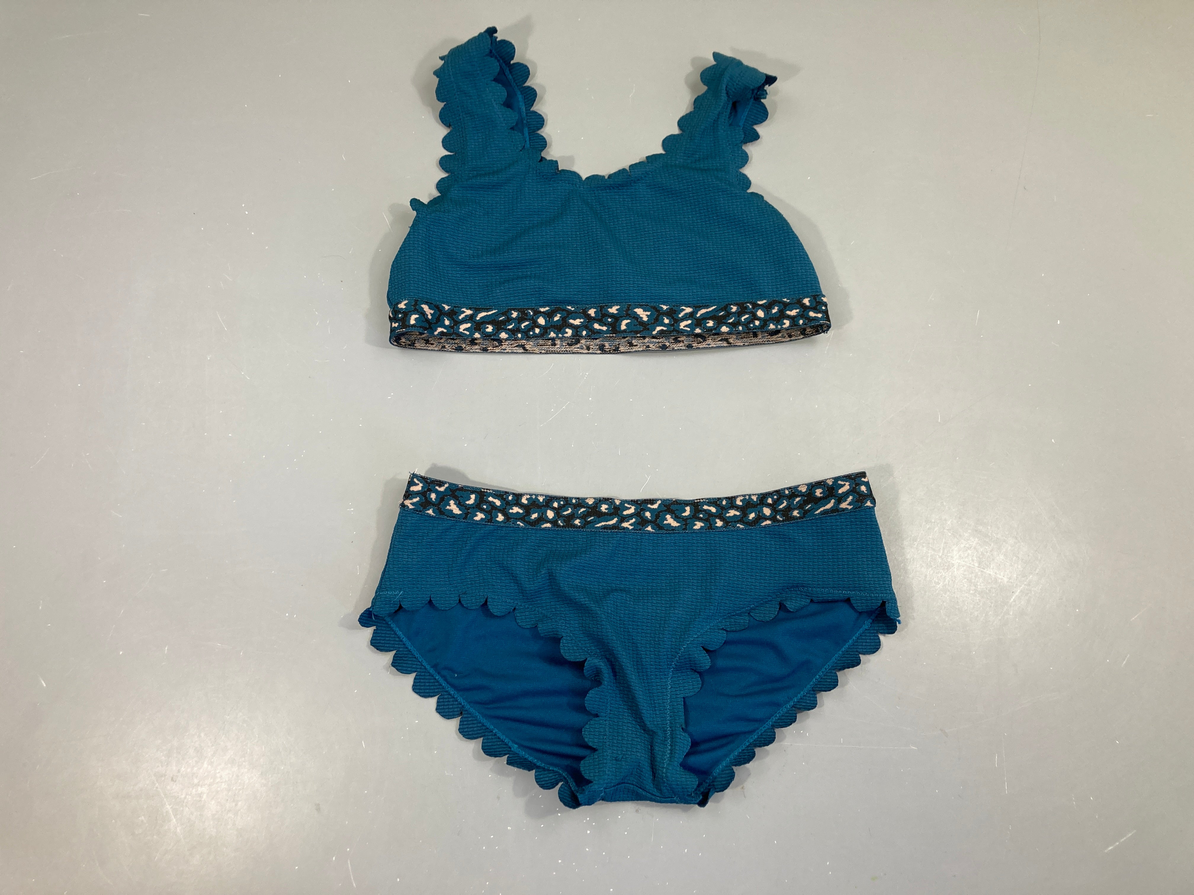 Bikini bleu petrol, Shiwi