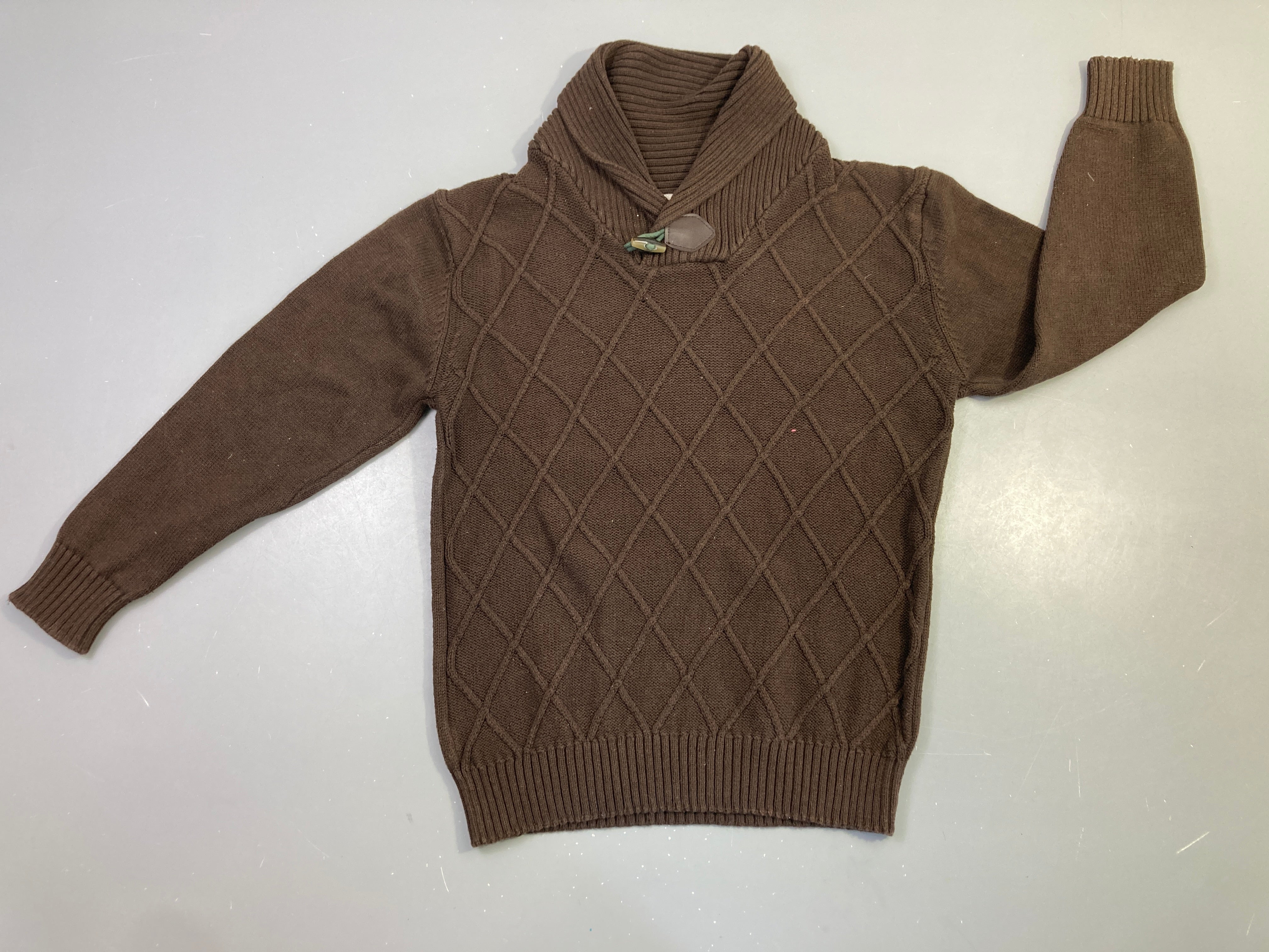 Pull col châle marron losanges, un peu boulohé