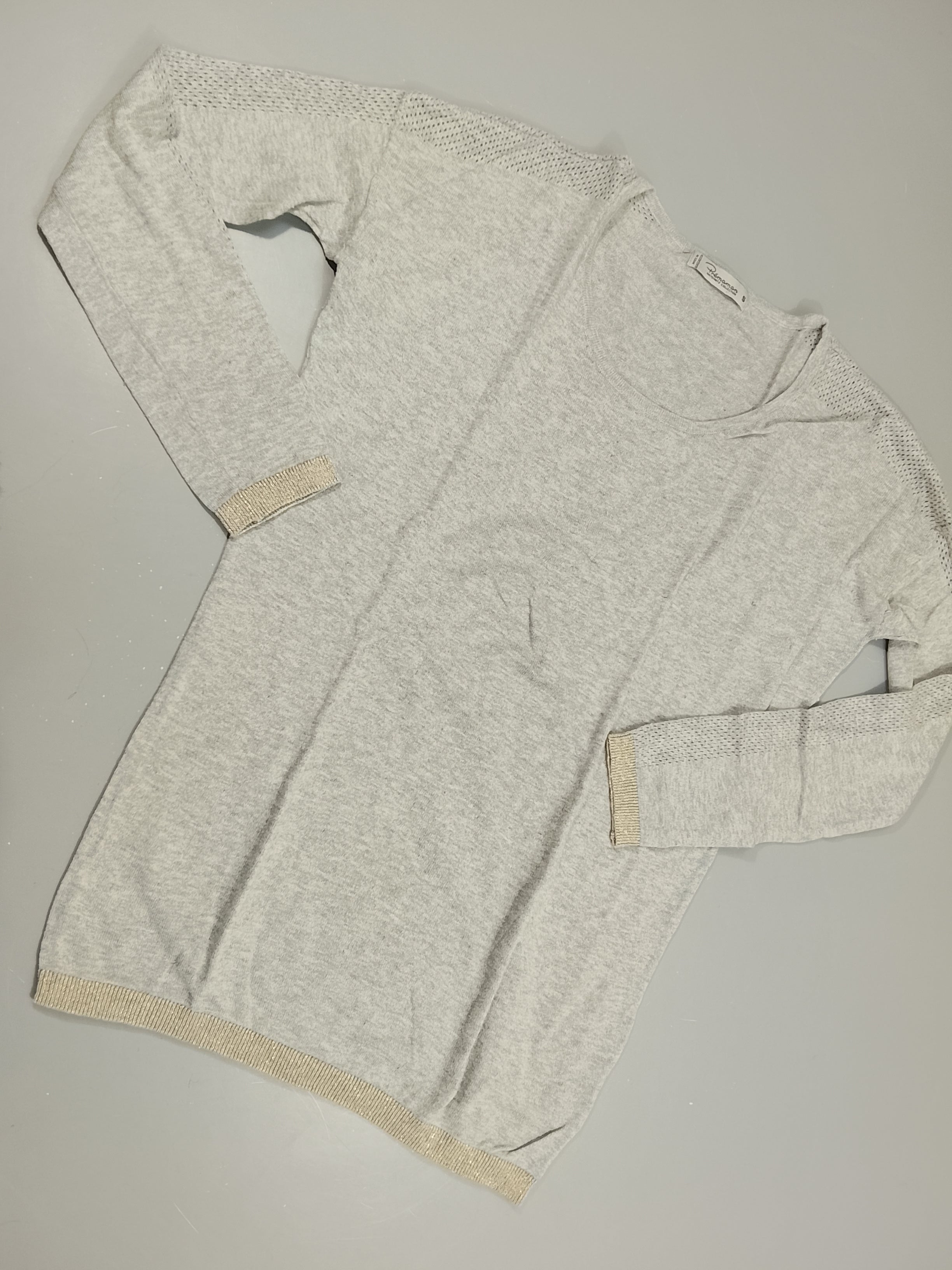 T-shirt m.l gris chiné, petits détails trous aux manches, bords pailletés dorés
