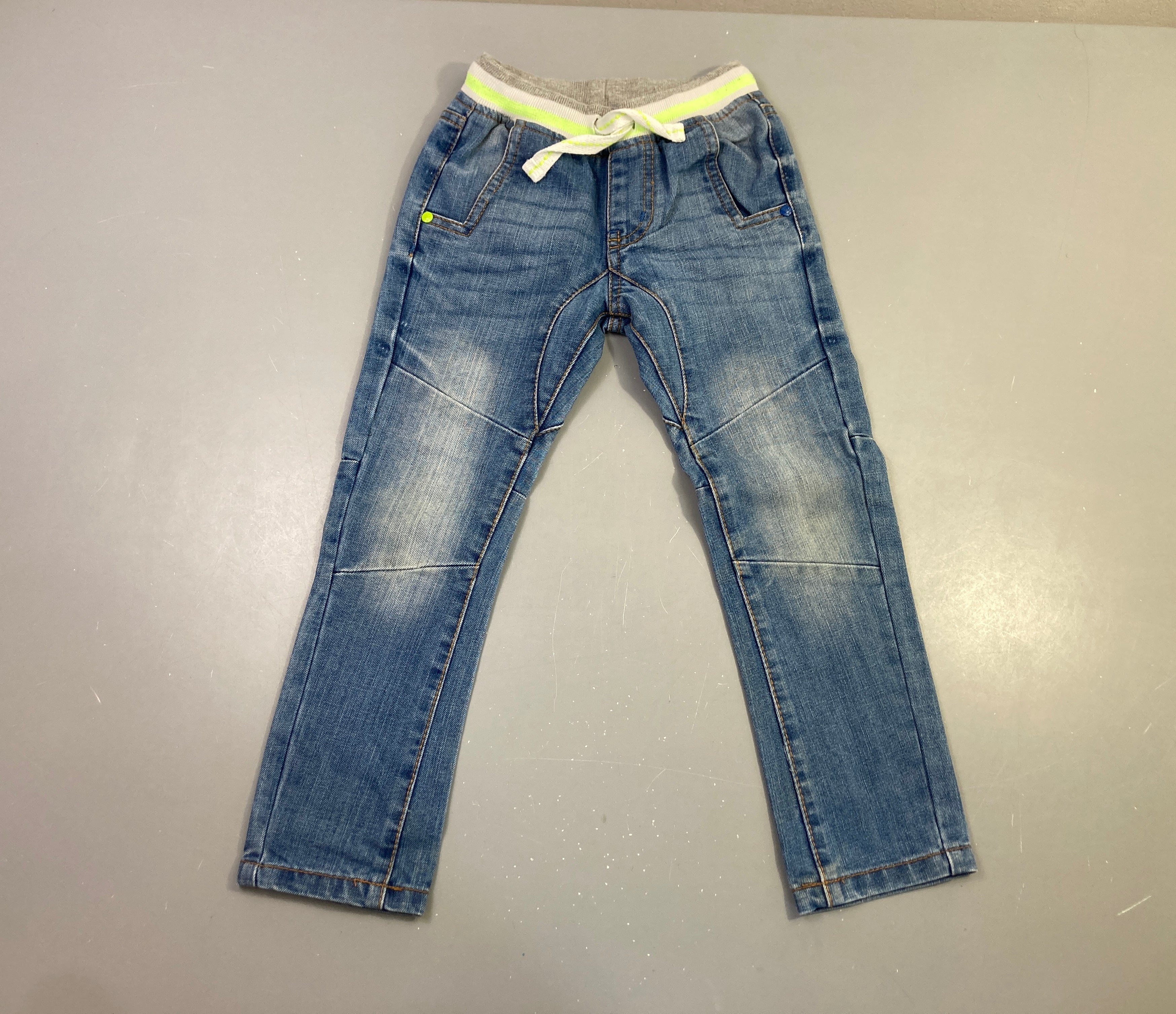 Jeans droit bleu délavé taille élastique jaune fluo