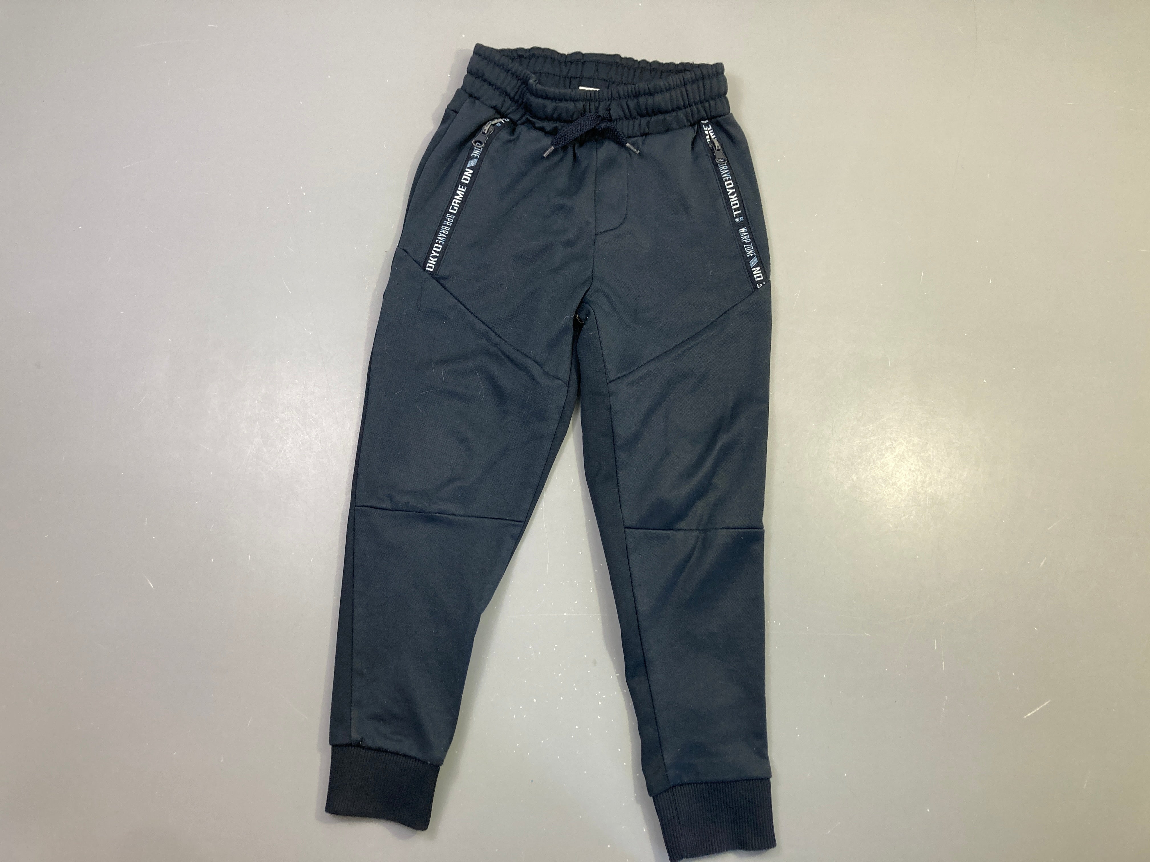 Pantalon jogging noir zippé poches message blanc