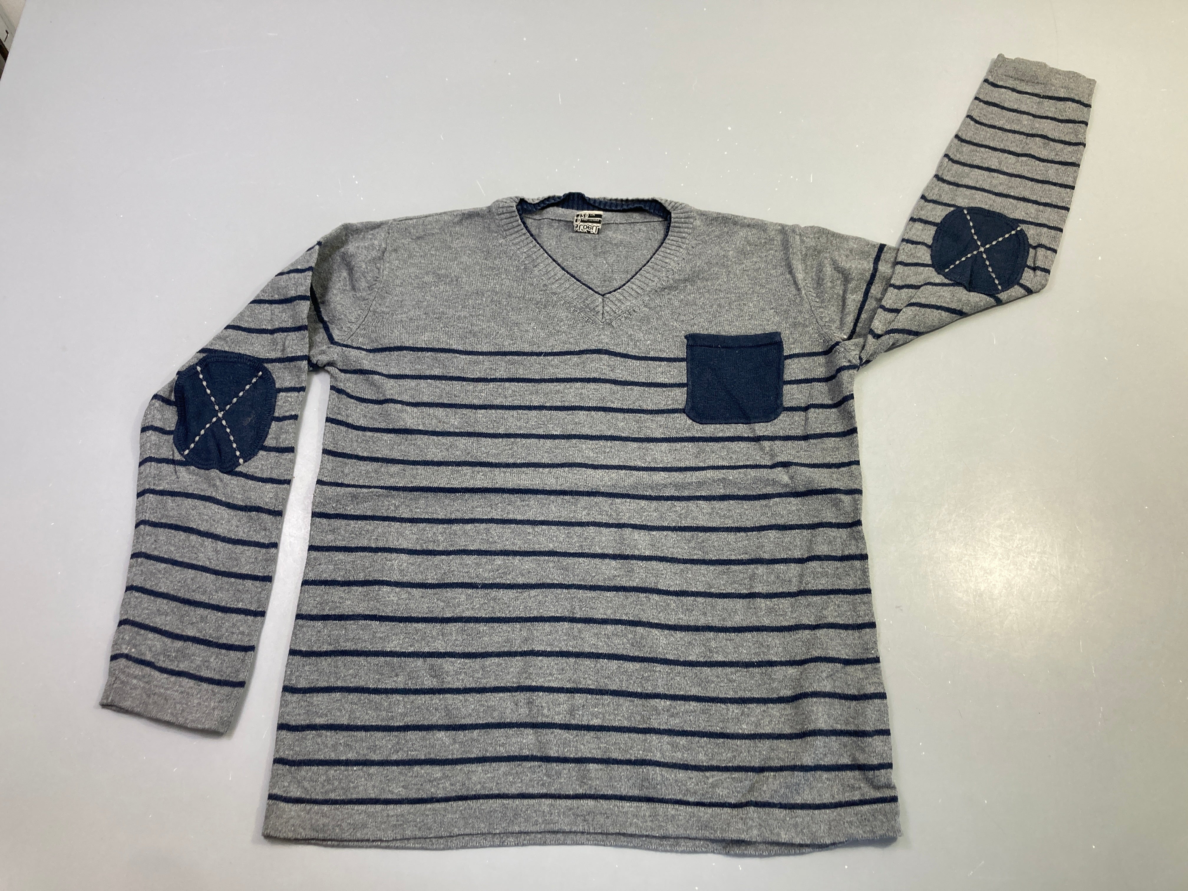 Pull col V gris rayé bleu marine coudières, légèrement bouloché