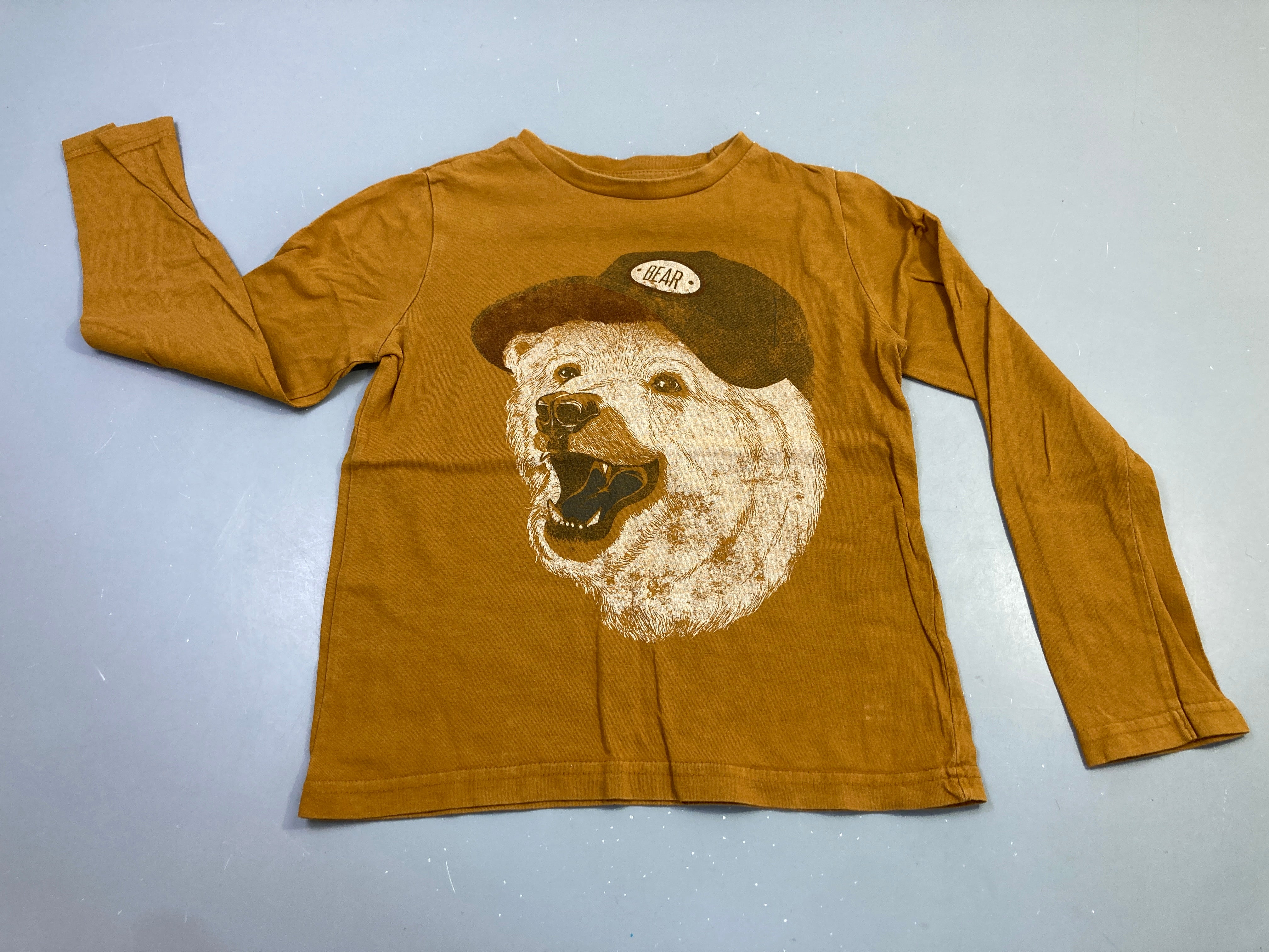 T-shirt m.l moutarde ours casquette, légèrement bouloché