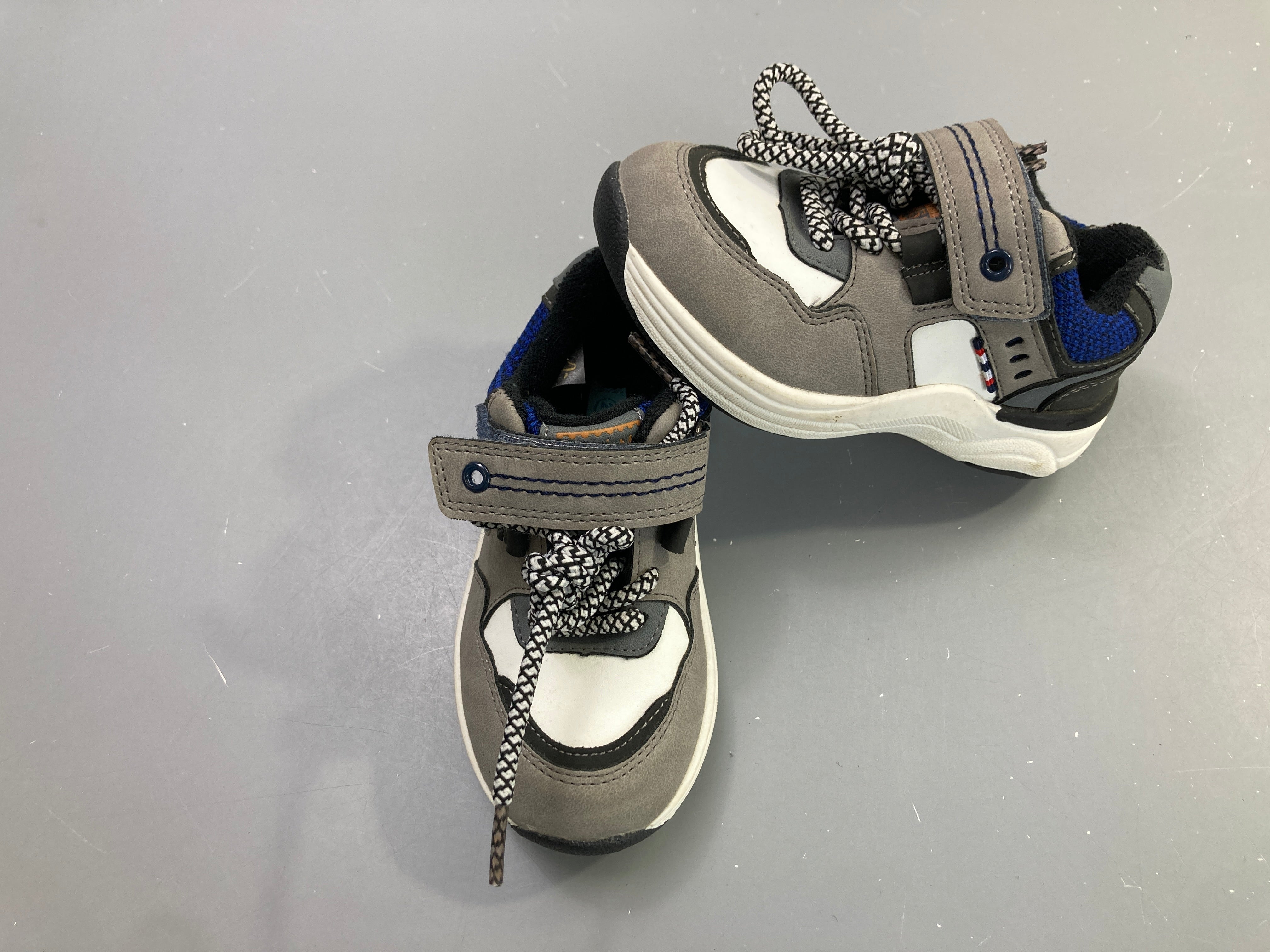 Etat neuf Baskets scratch grises blanches bleu, 24