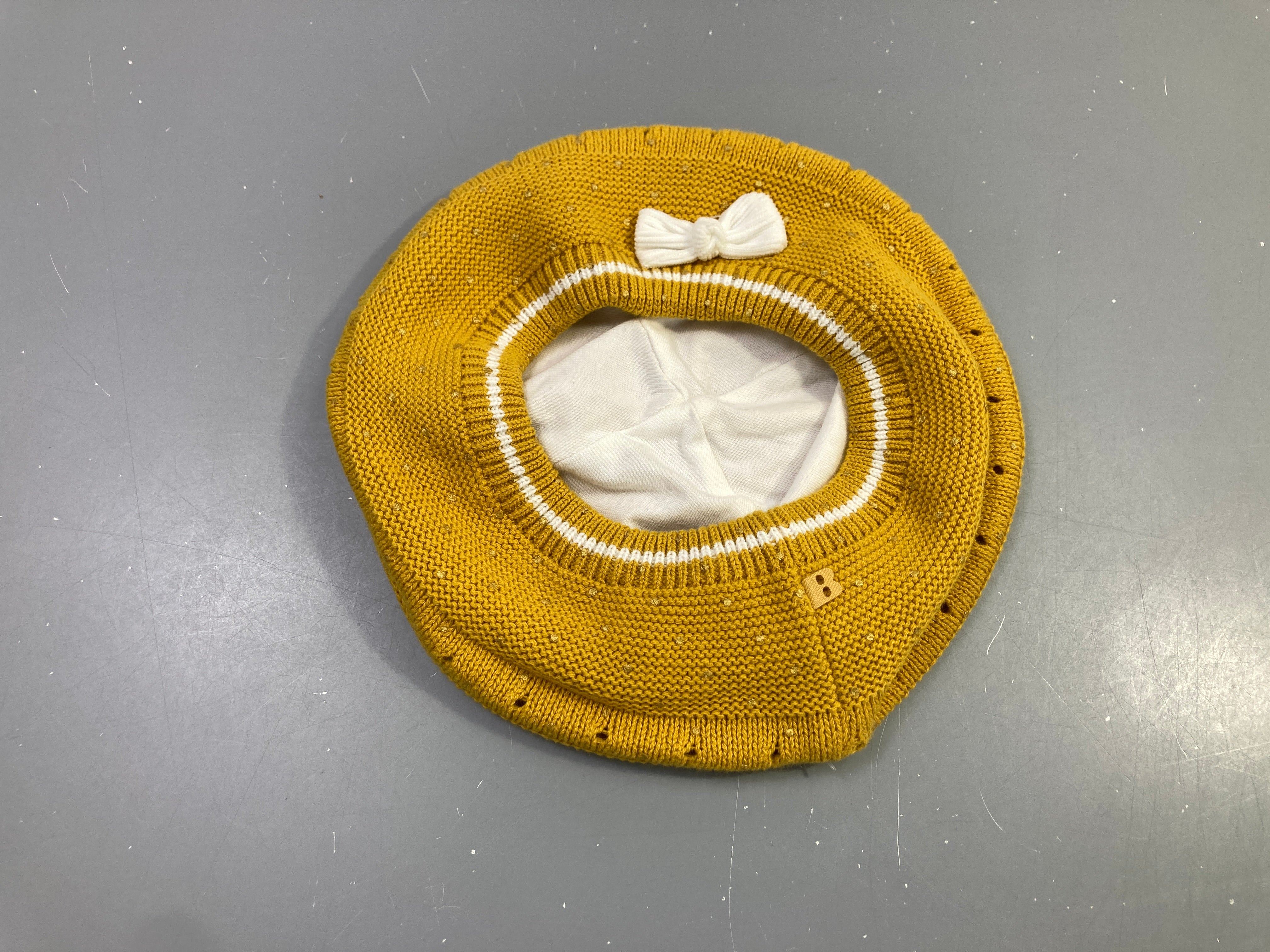 Béret moutarde tricot nœud blanc