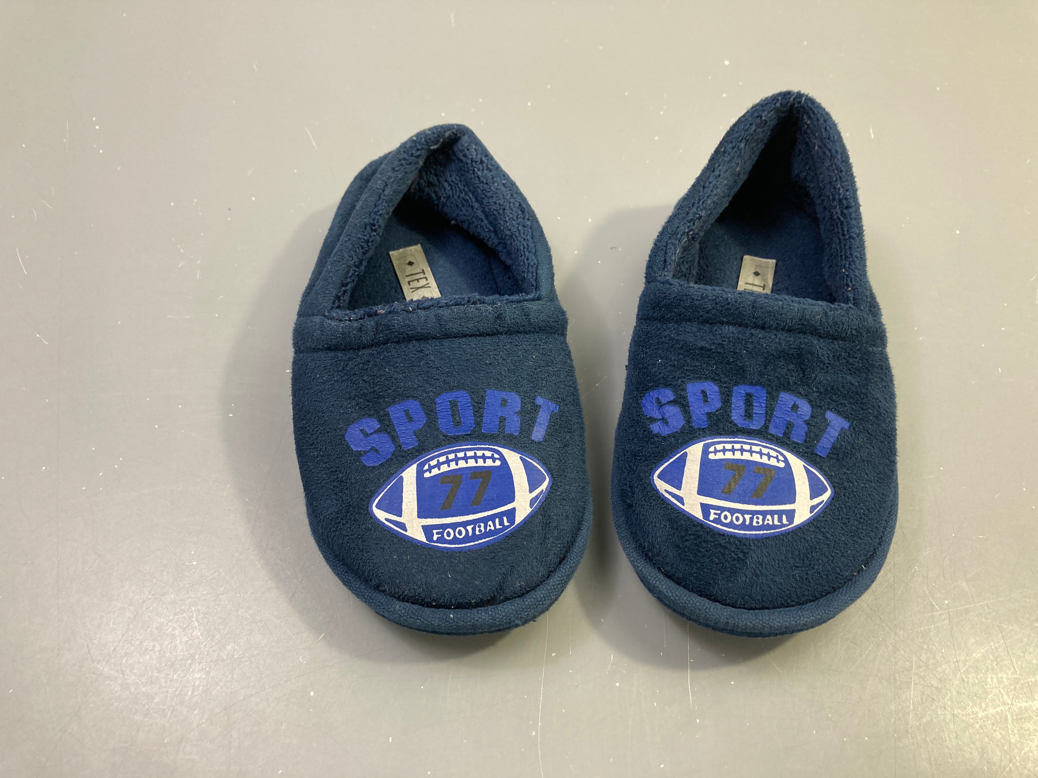 Chaussons bleu marine éponge football sport