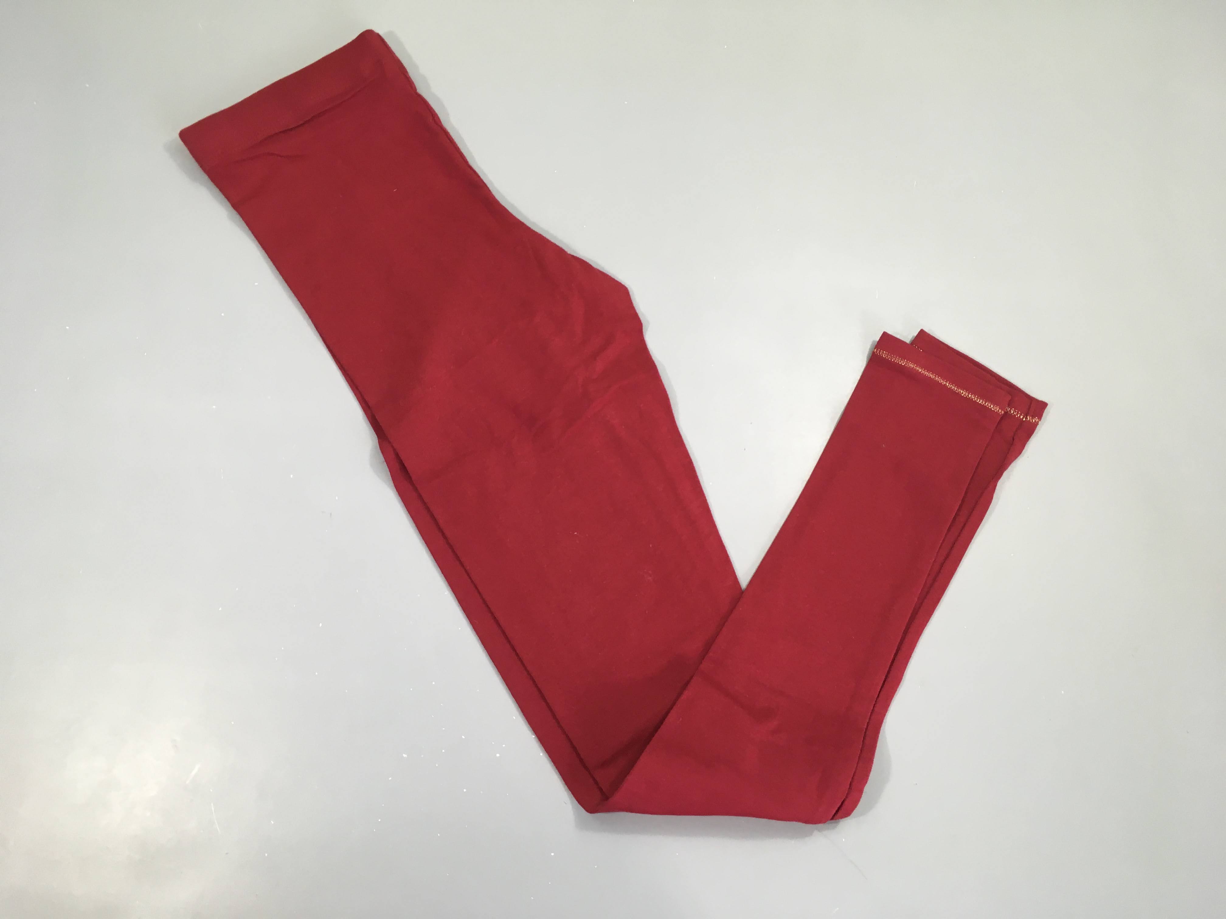 Legging bordeaux, légèrement bouloché