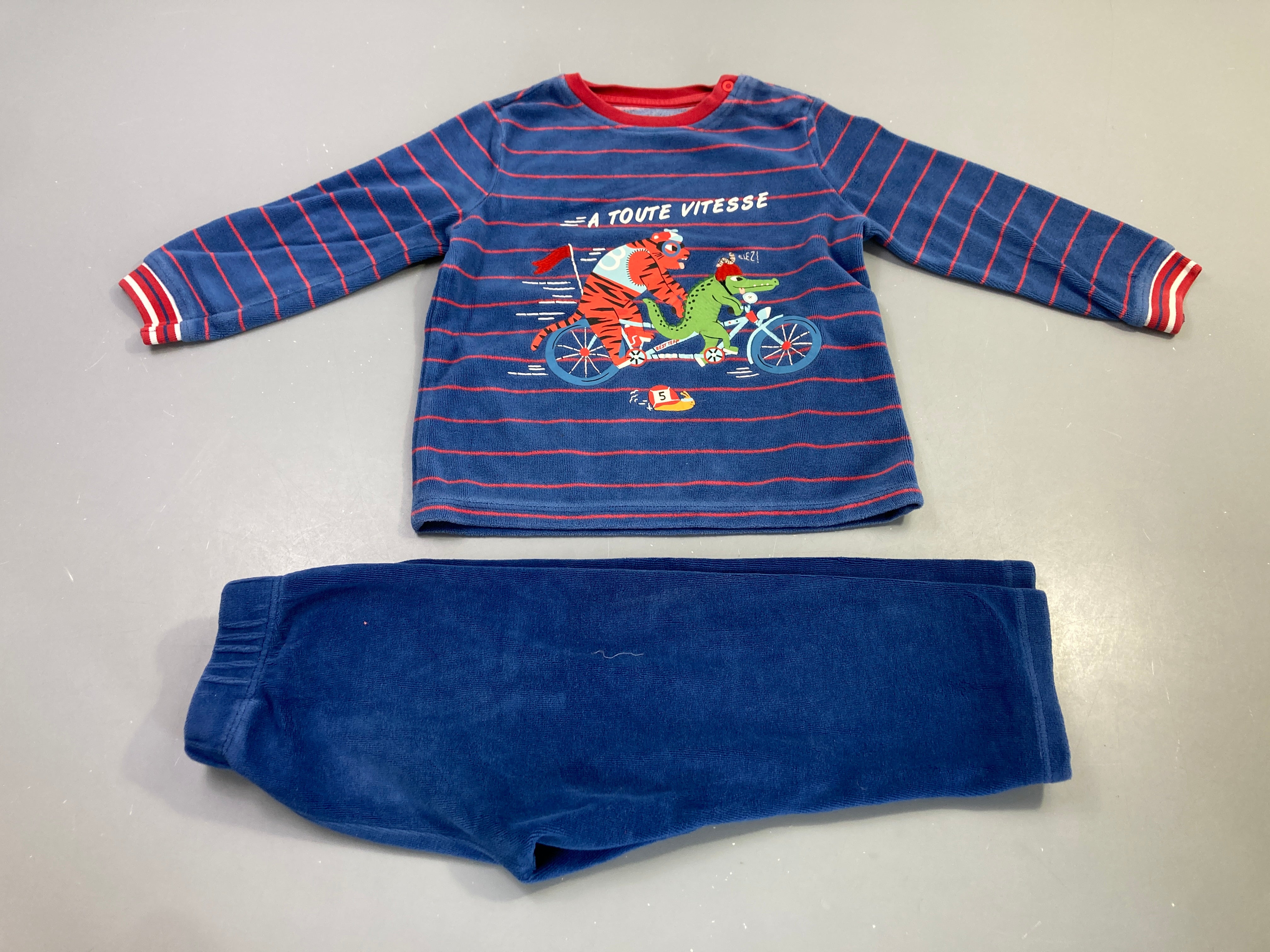 Pyjama velours bleu rayé rouge 2 pièces tigre crocodile vélo