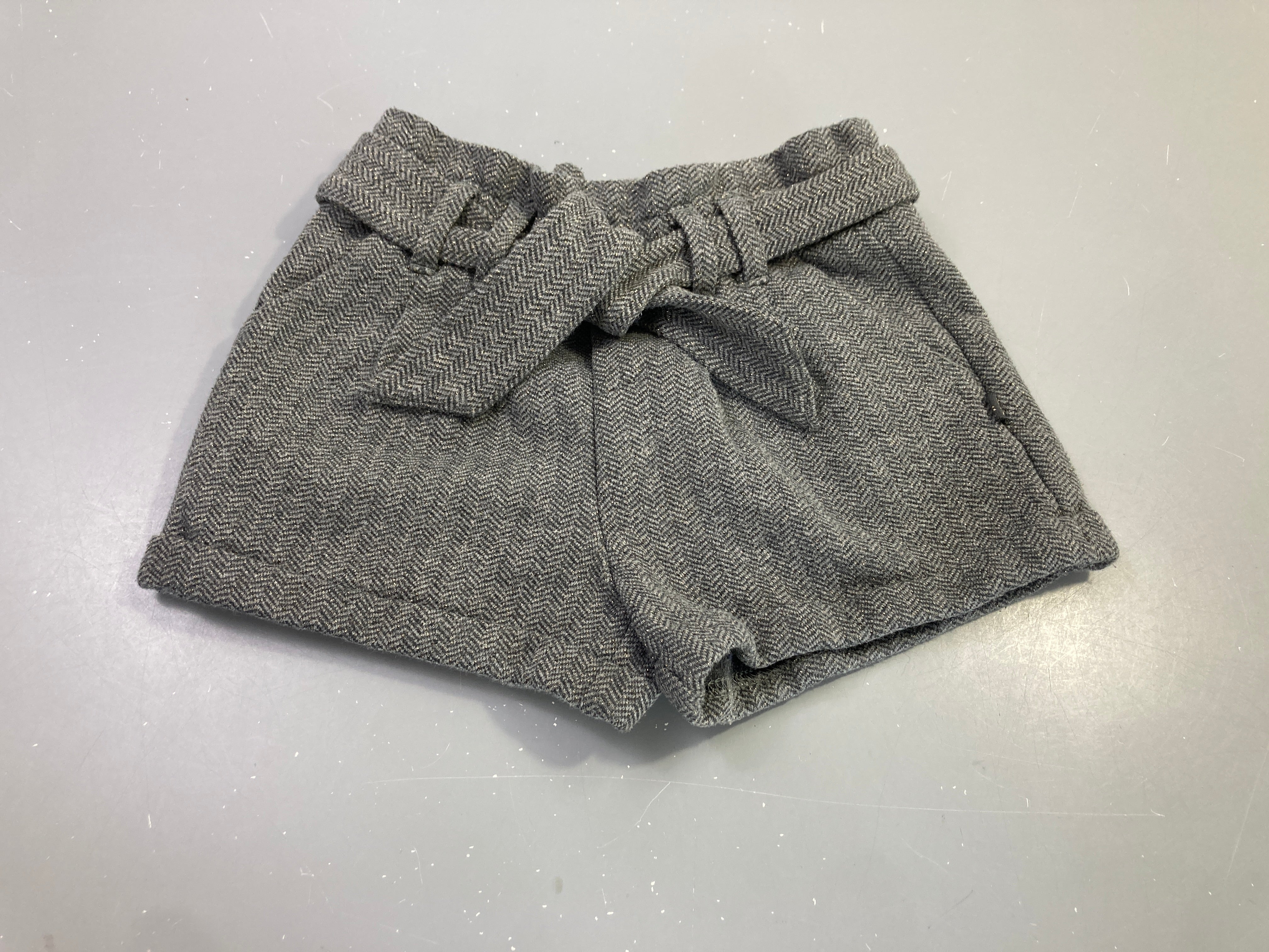 Short gris chevrons ceinture nouée, légèrement boulochée