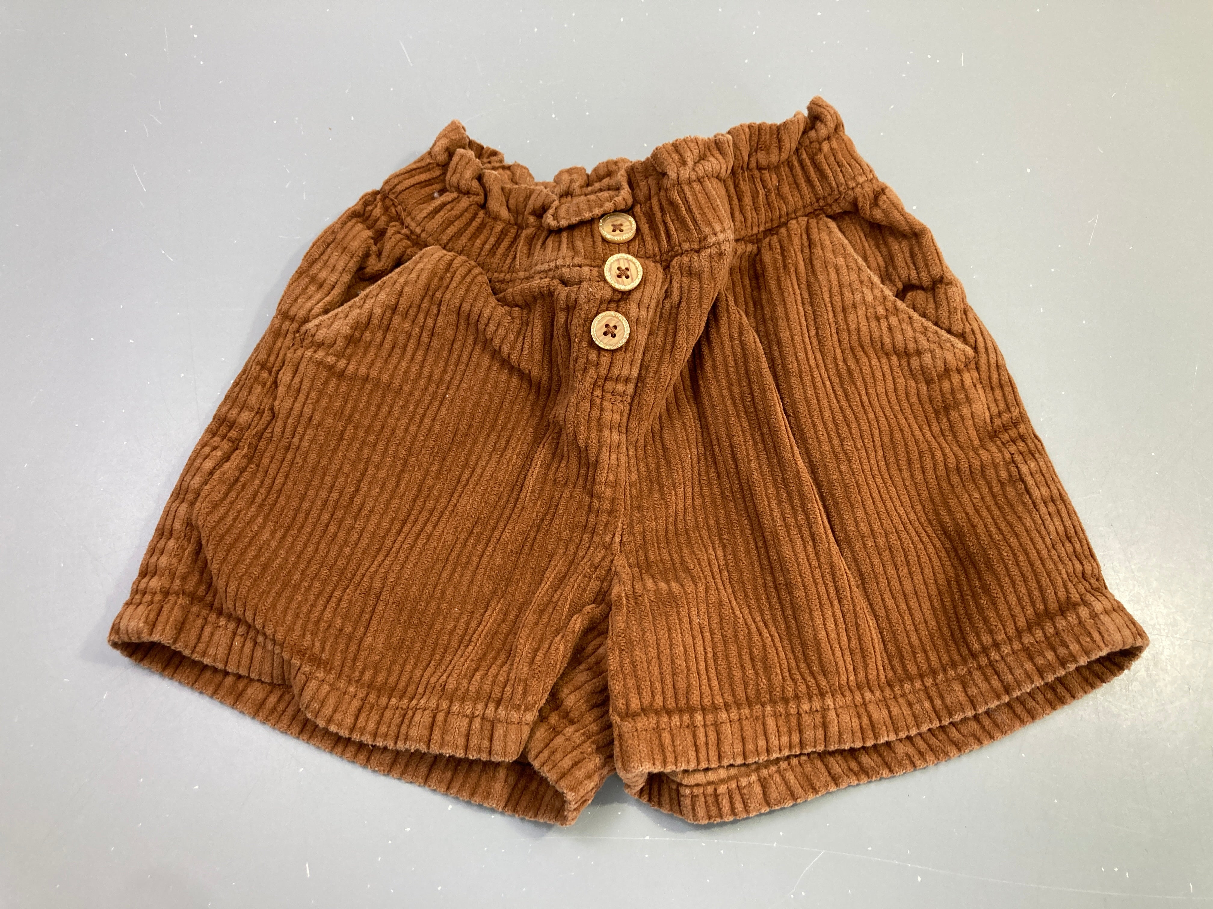 Short velours côtelé marron boutons
