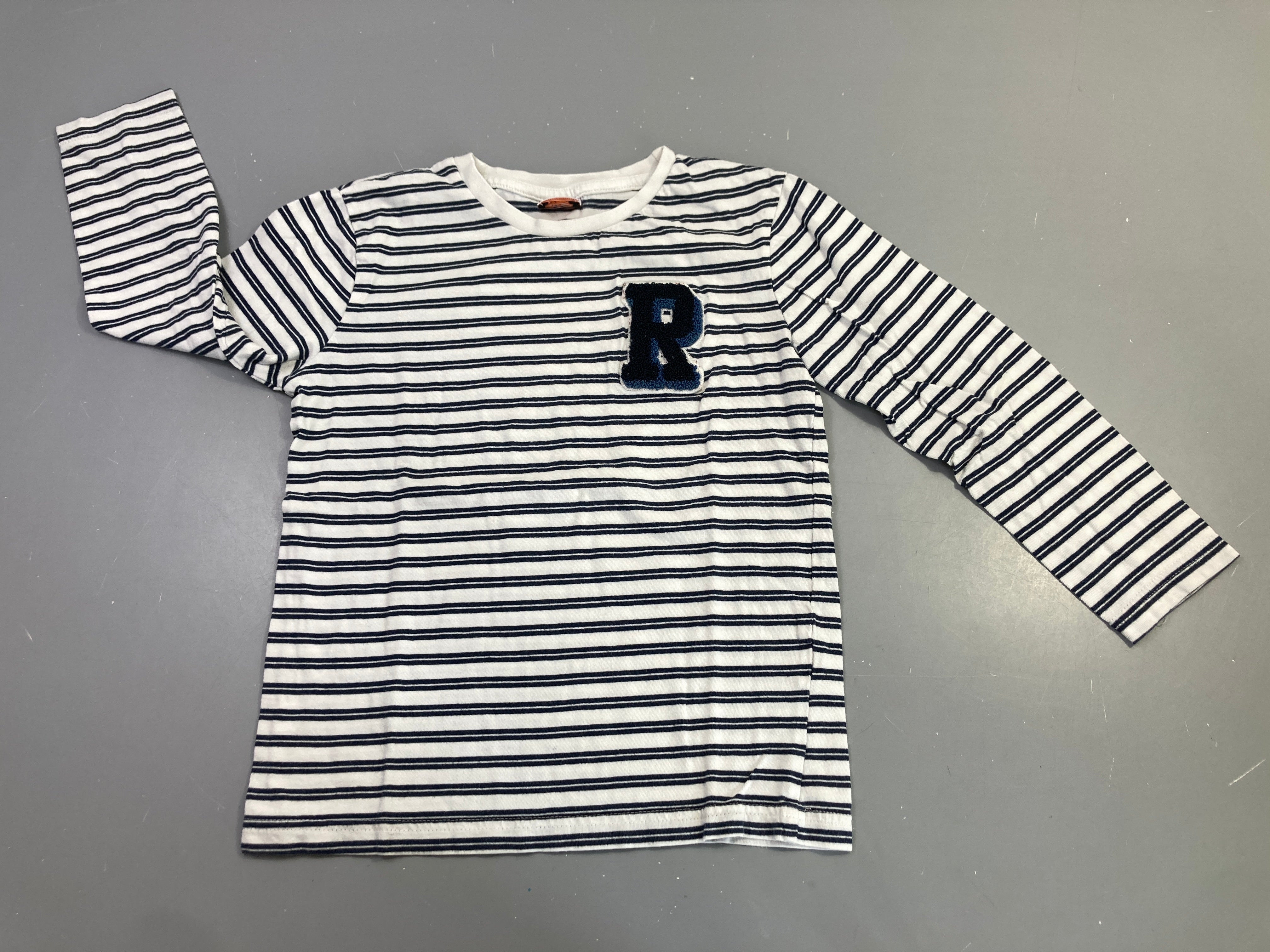 T-shirt m.l rayé blanc marine lettre R, légèrement bouloché