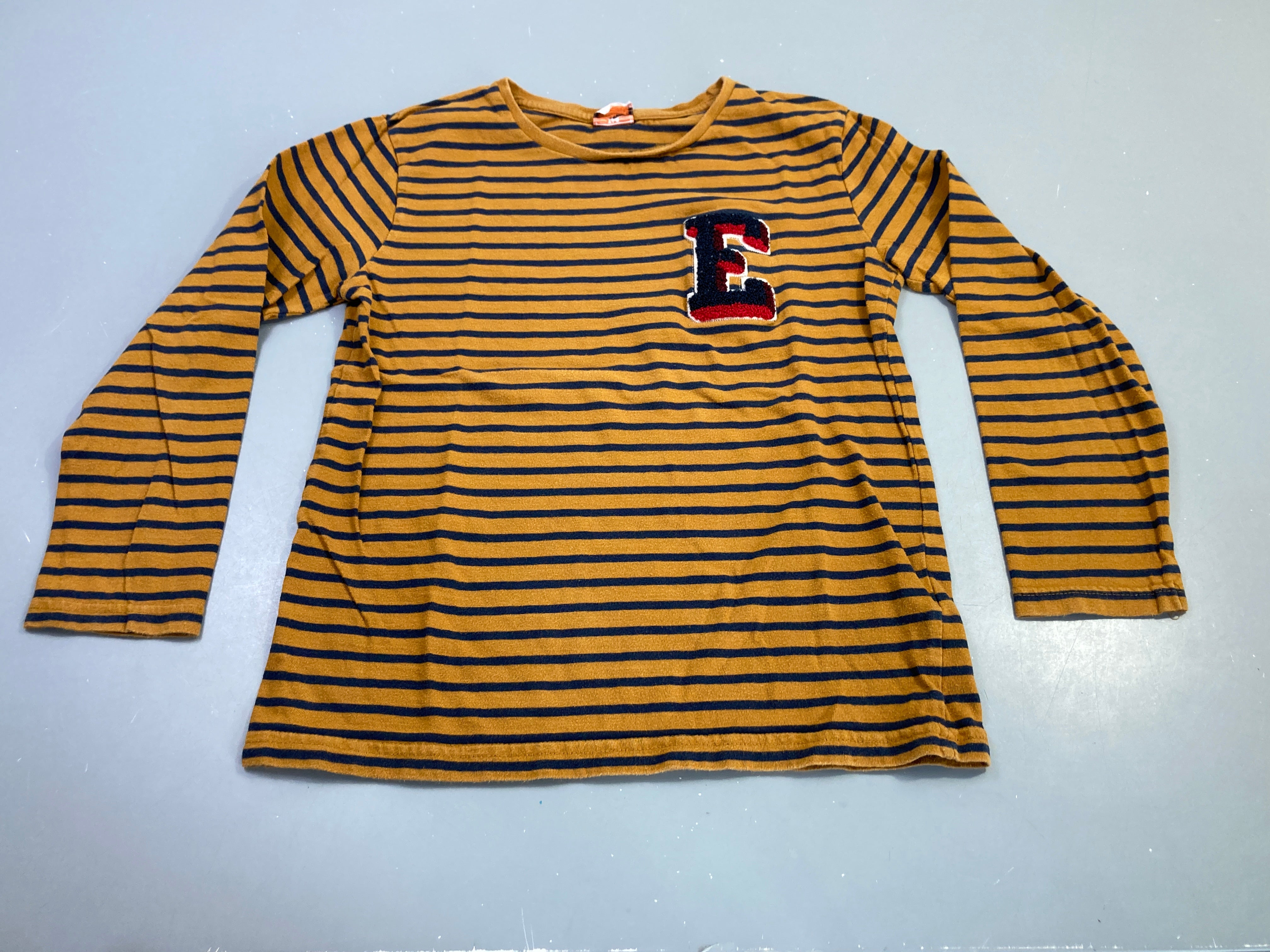 T-shirt m.l moutarde rayé marine lettre E, légèrement bouloché