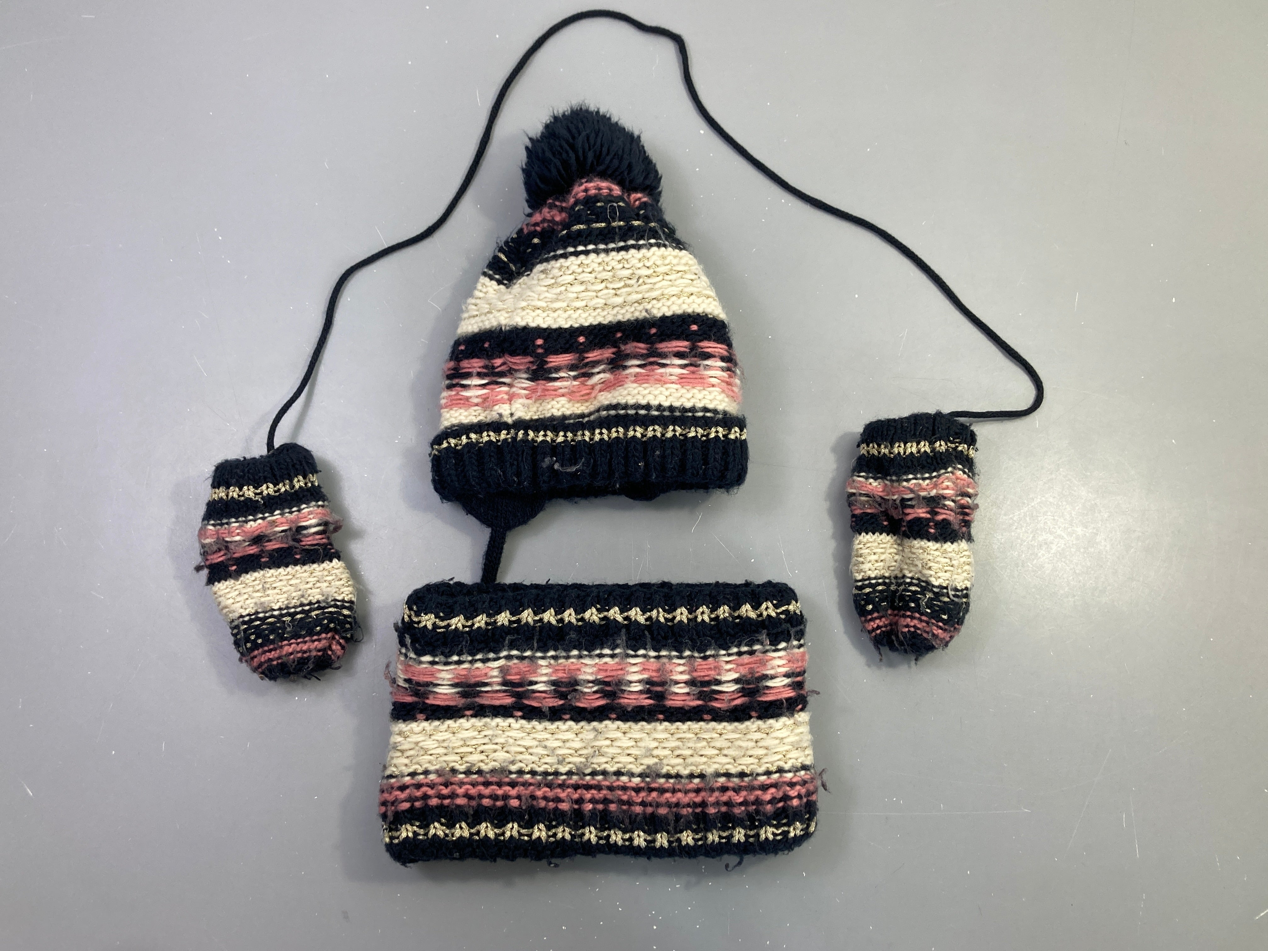 Ensemble bonnet écharpe gants noir rose rayé