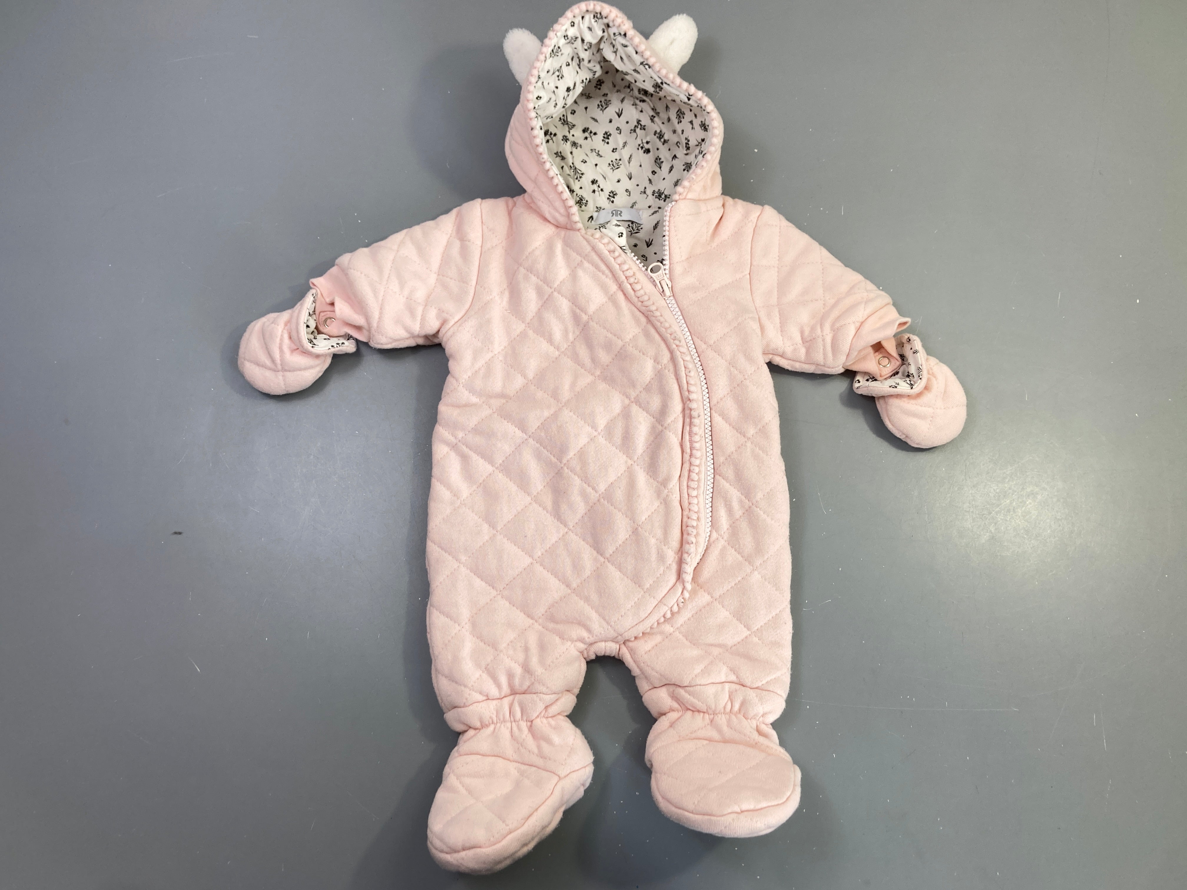 Combinaison pilote rose pâle avec oreilles, légèrement bouloché
