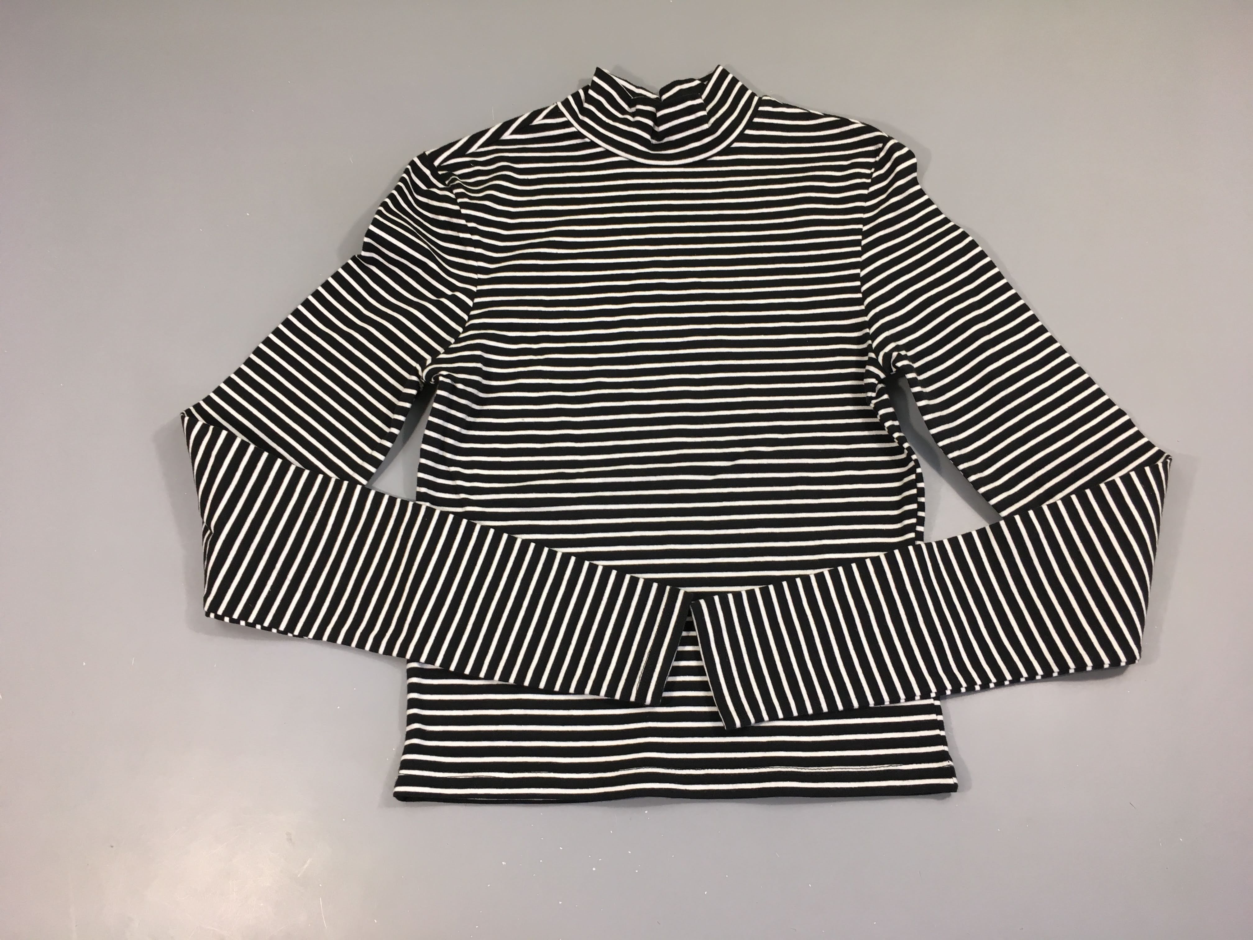 T-shirt m.l court noir rayé blanc col montant