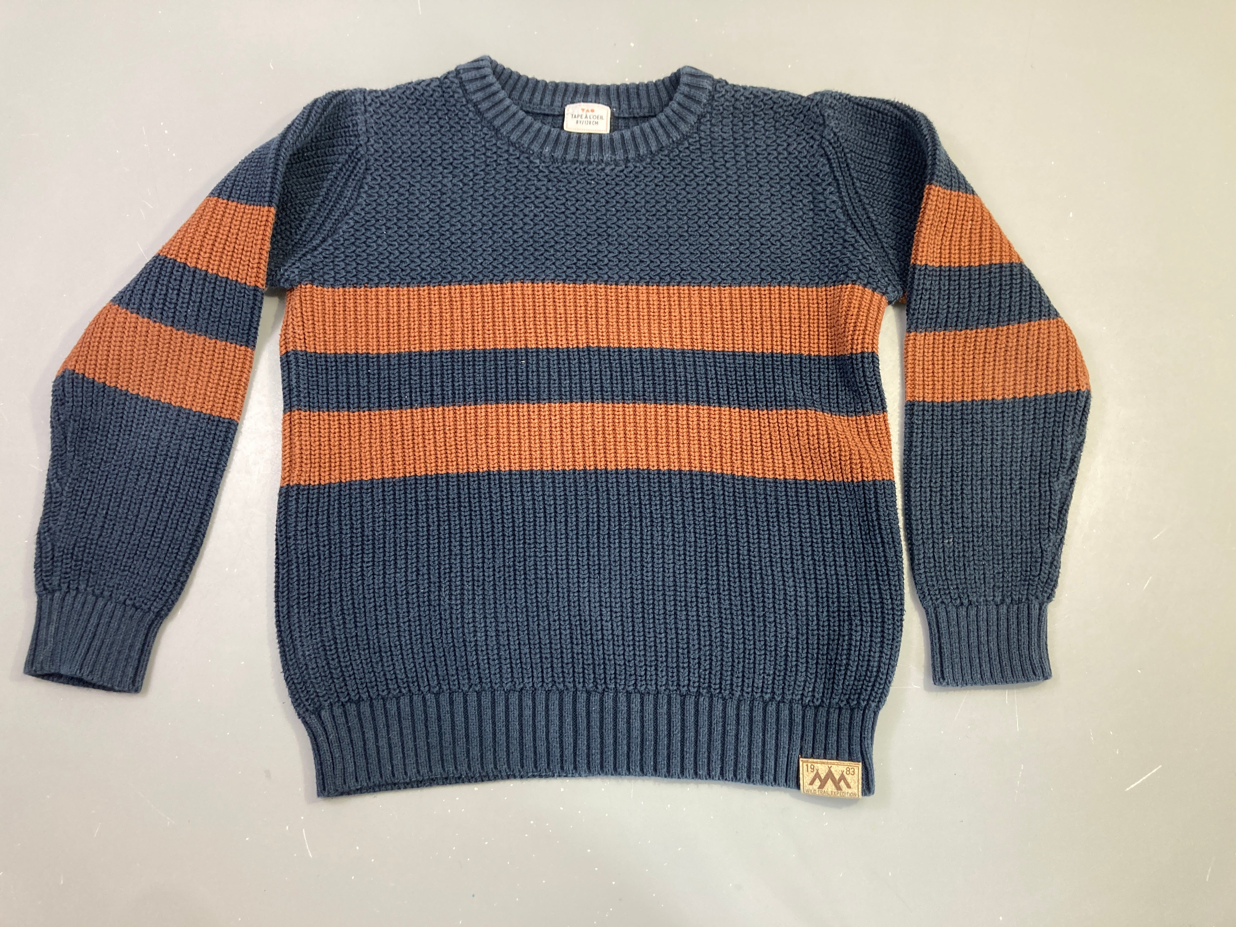 Pull bleu marine rayé brun