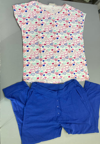 Pyjama m.c 2pcs blanc imprimé cœurs, bas bleu corsaire, moins cher chez Petit Kiwi