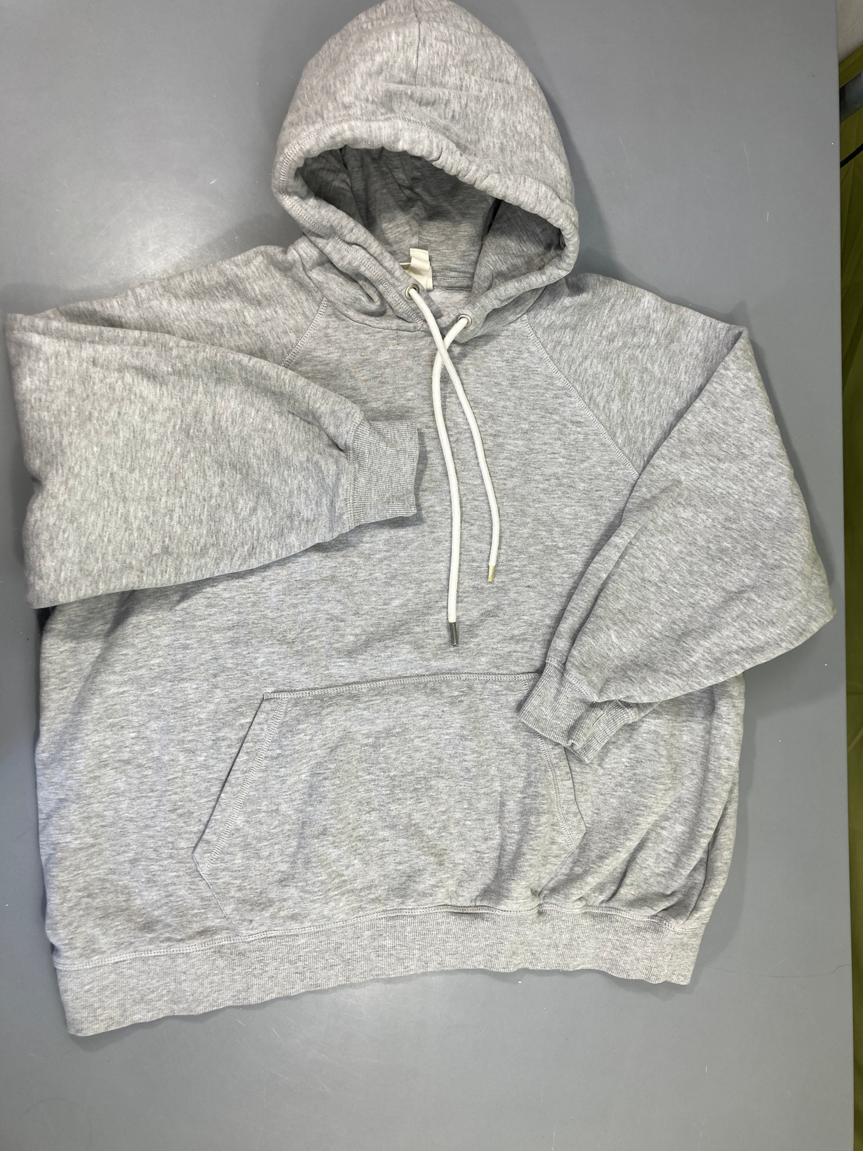 Sweat à capuche gris chiné légèrement bouloché Manque ferraille ponte cordon