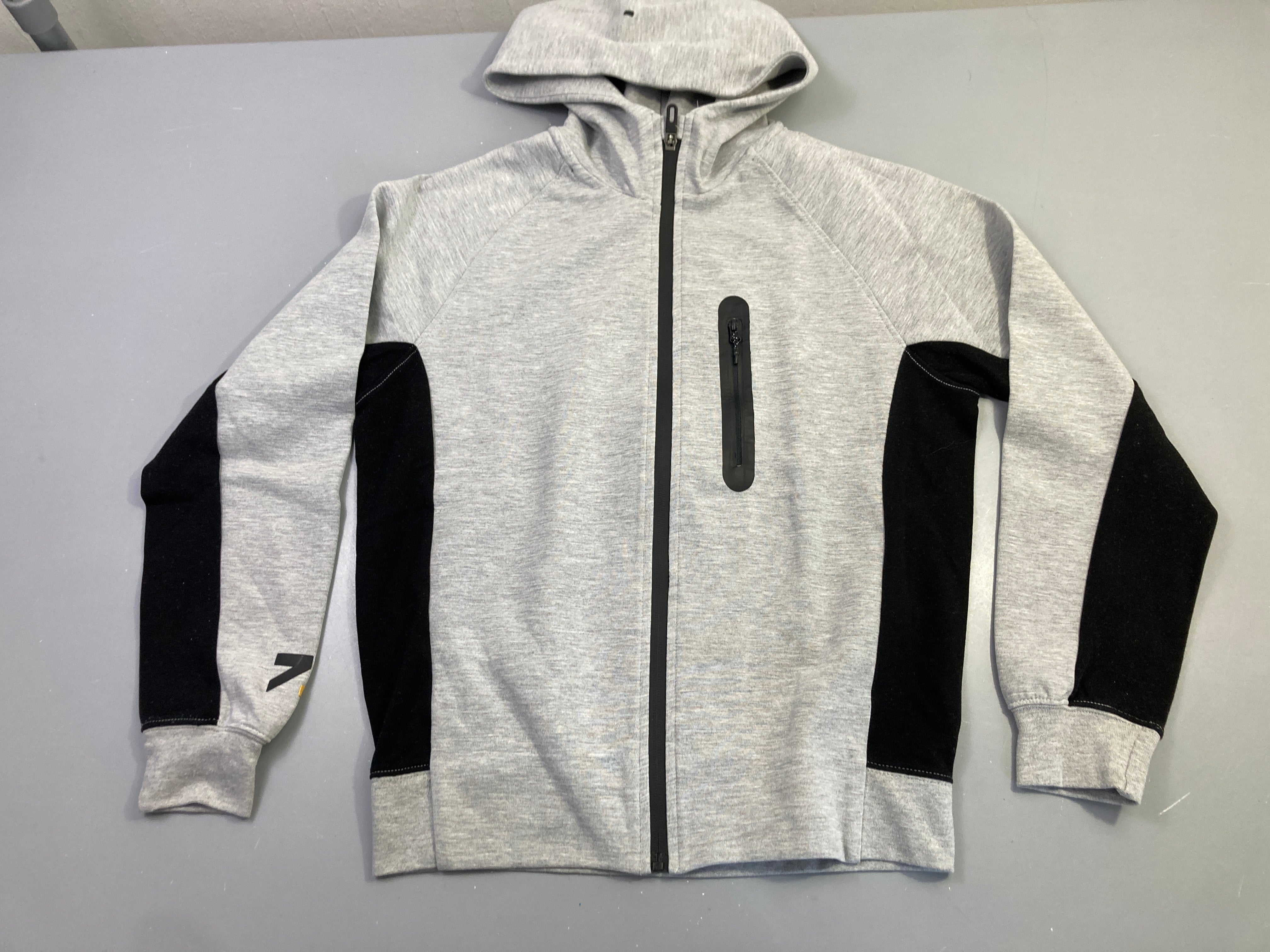 Sweat capuche zippé gris chiné et noir