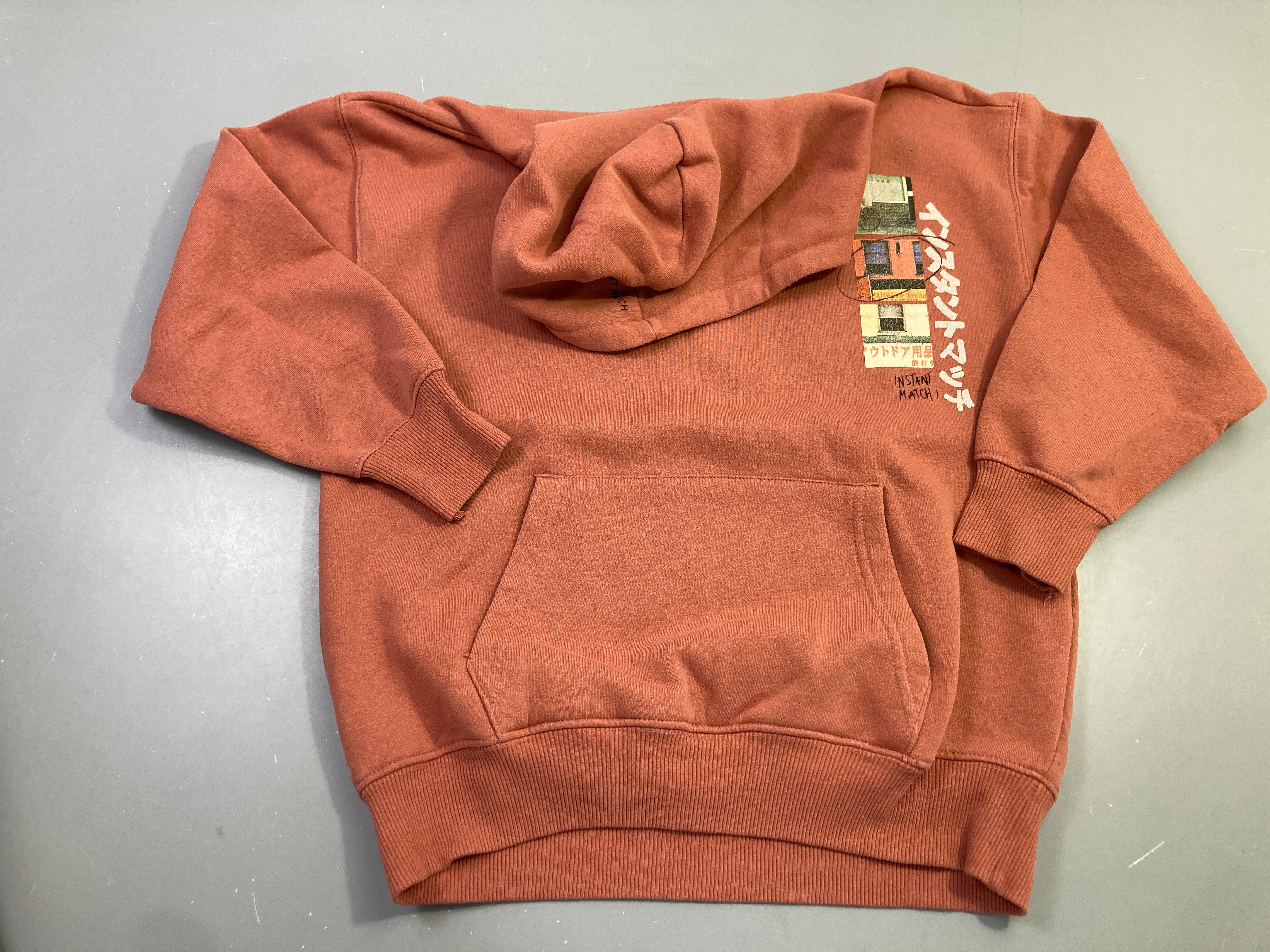 Sweat à capuche vieux rose instant match, légèrement bouloché