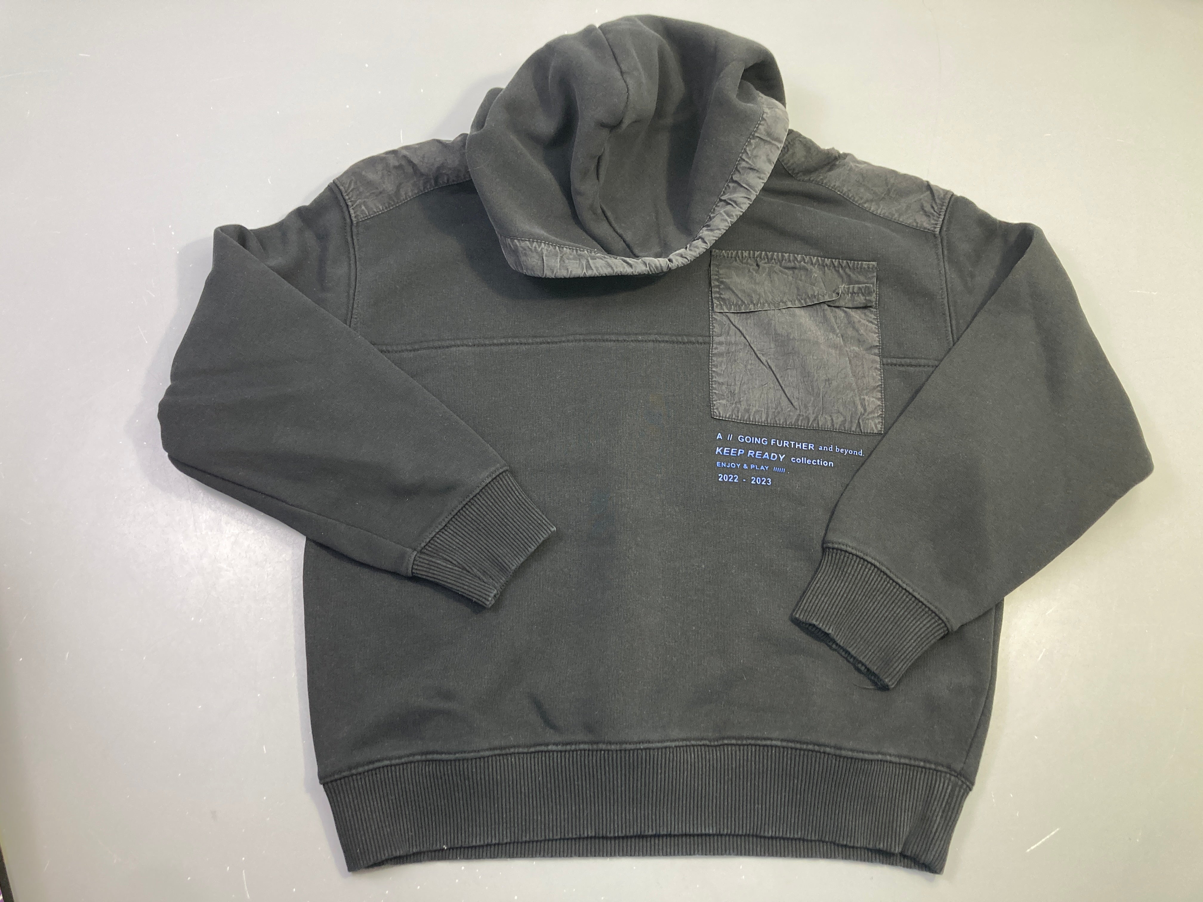 Sweat à capuche noir avec poche appliquée