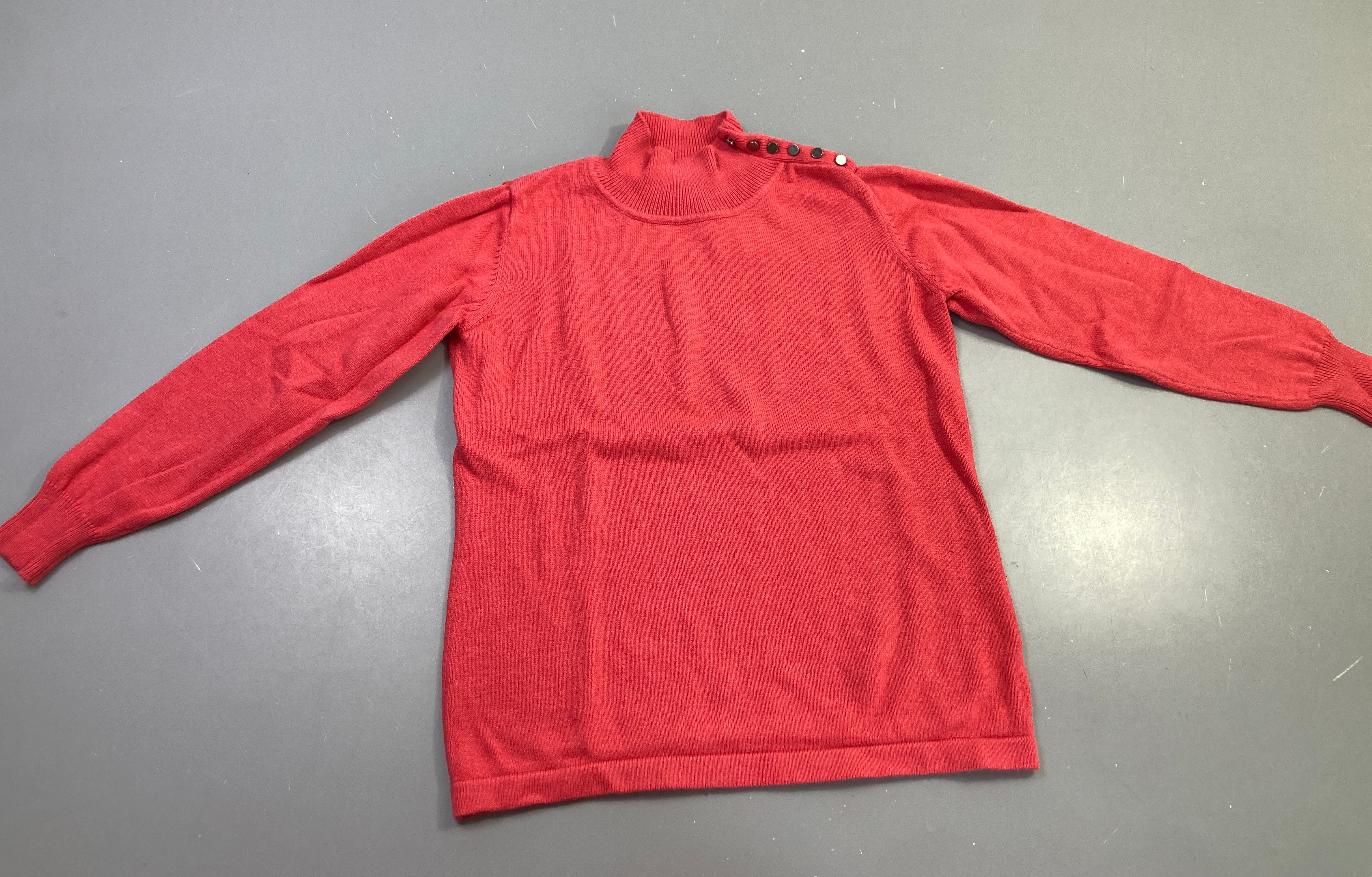 Pull col montant rose boutons épaule Légèrement bouloché