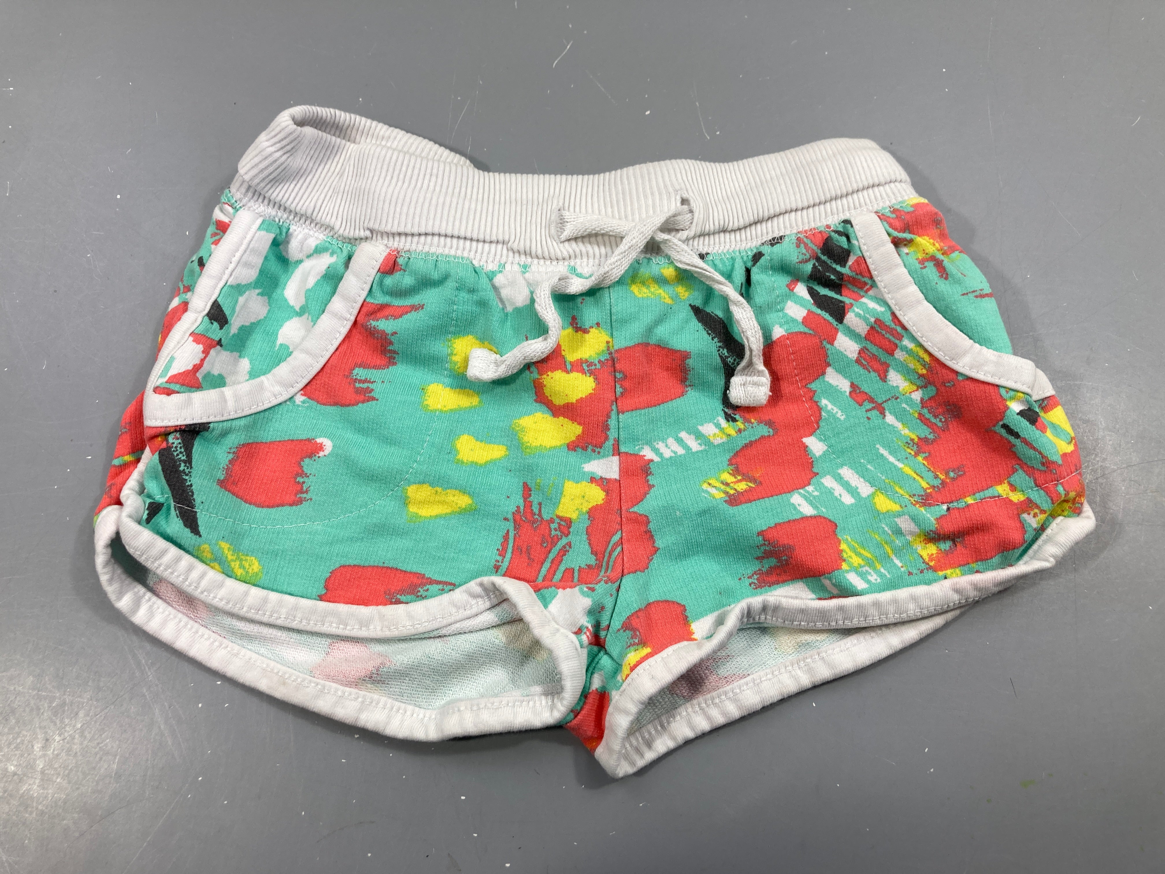 Short molleton vert motifs jaunes-roses