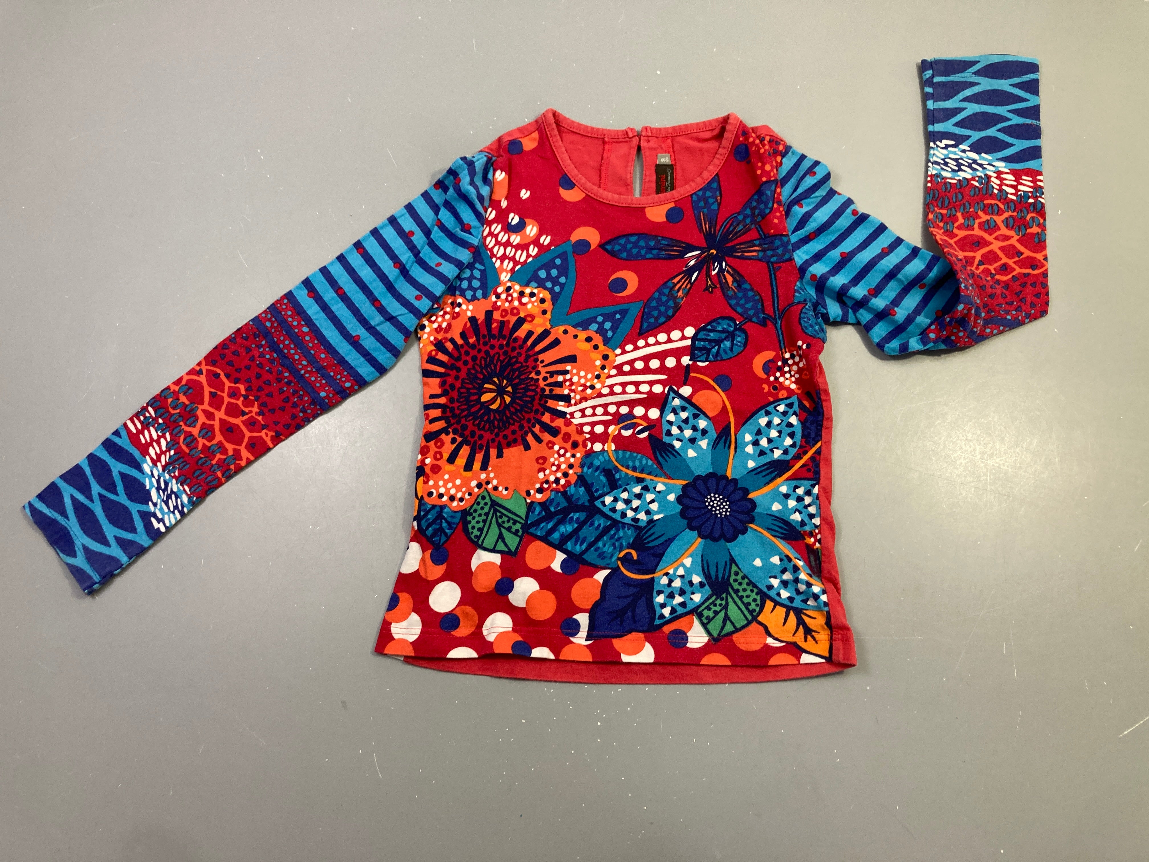 T-shirt m.l rouge fleurs manches rayées bleues