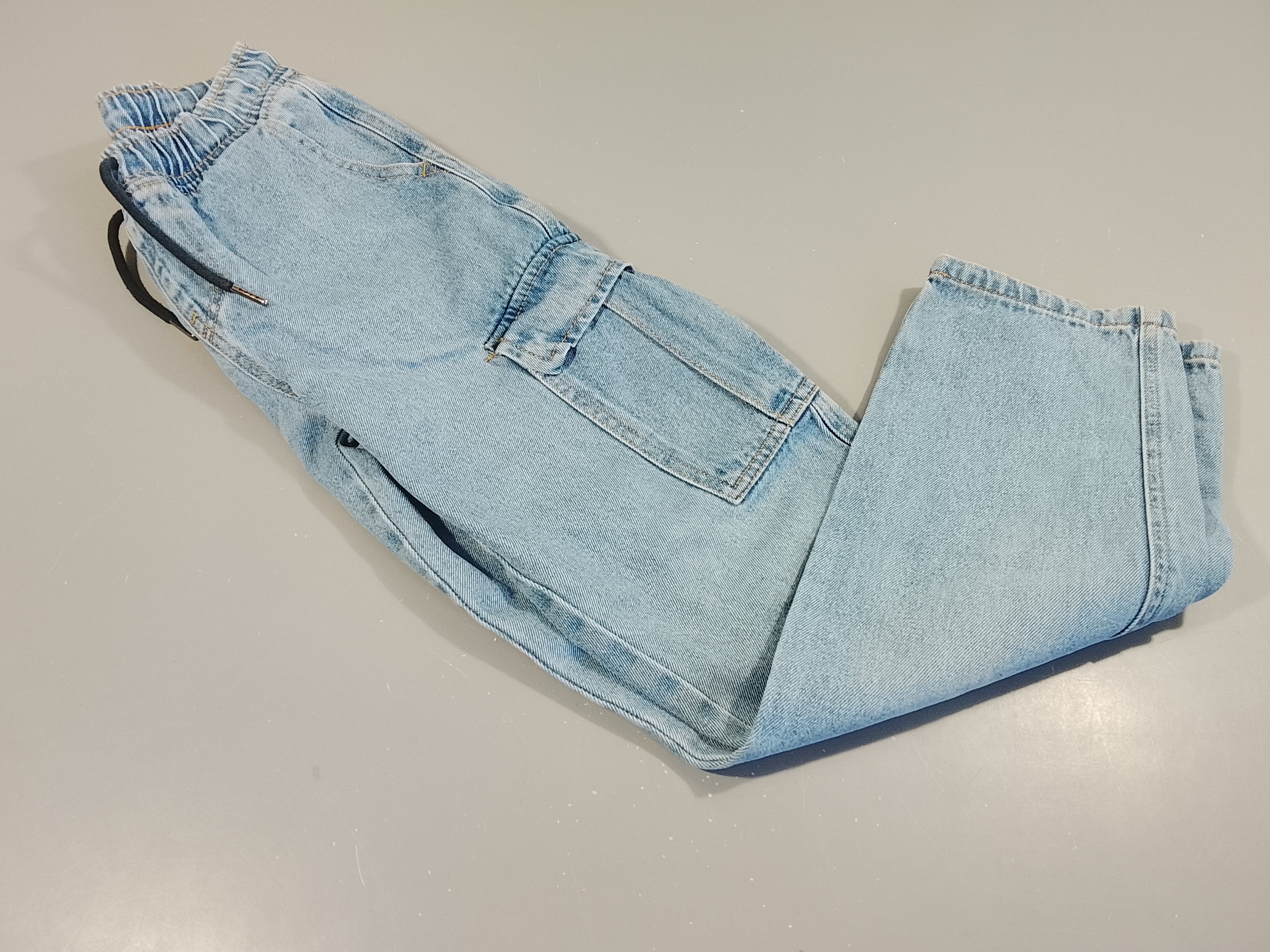 Pantalon denim cargo, taille élastique,  petit prix car quelques taches