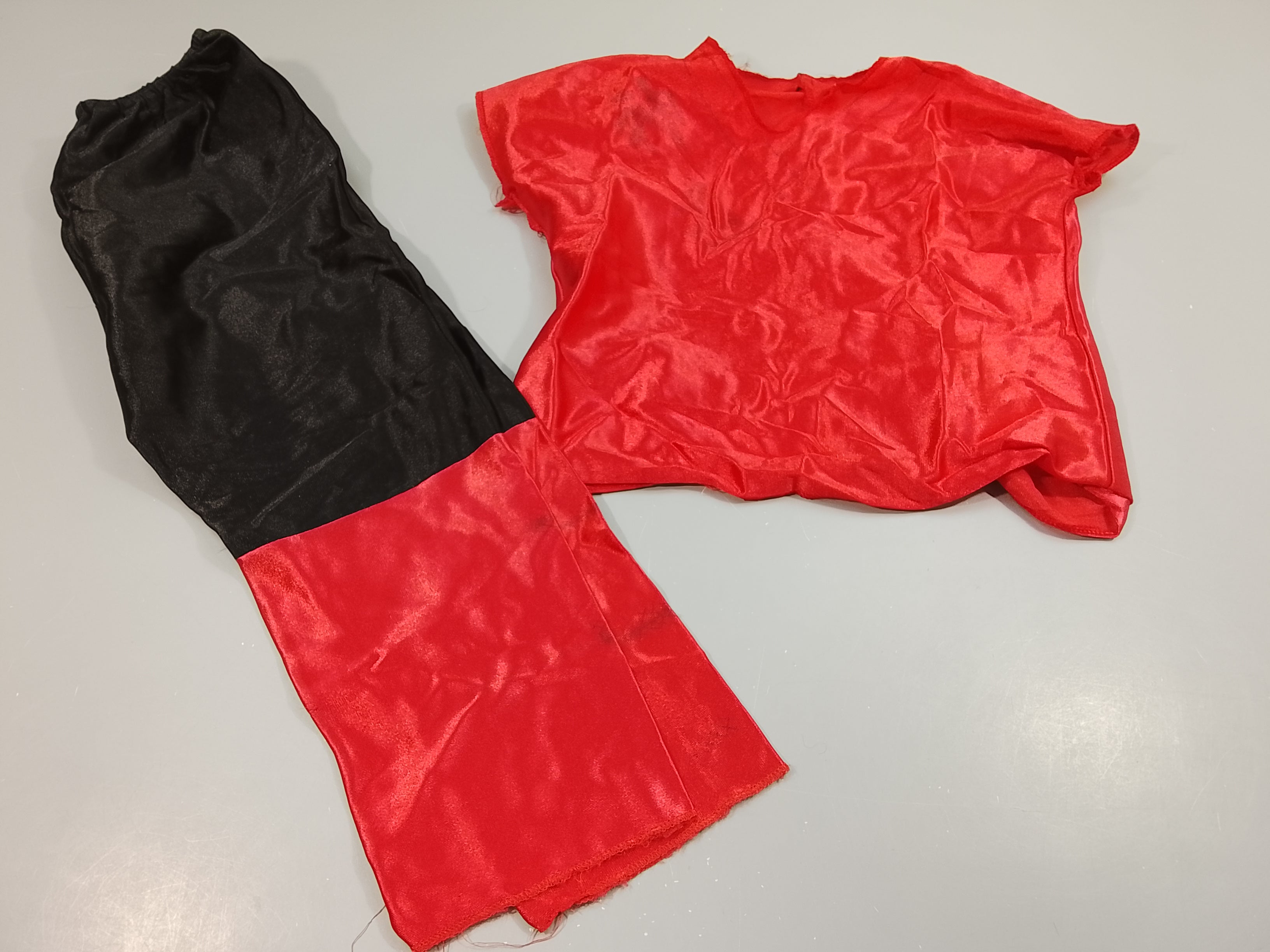 Déguisement Ninja rouge  et noir, dessins délavés. Pas de taille indiquée, estimée 4a
