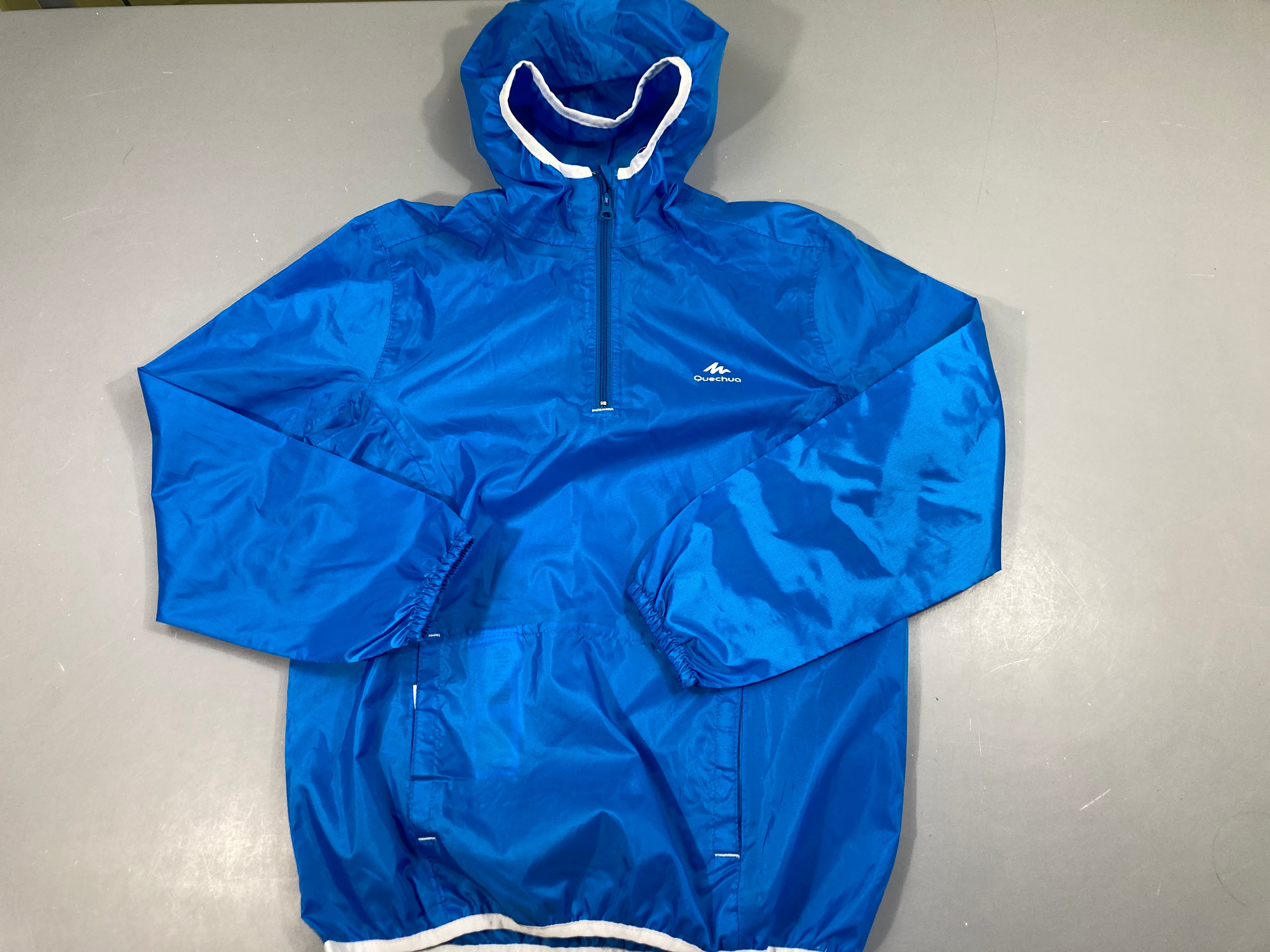 Coupe-vent style K-Way bleu à capuche