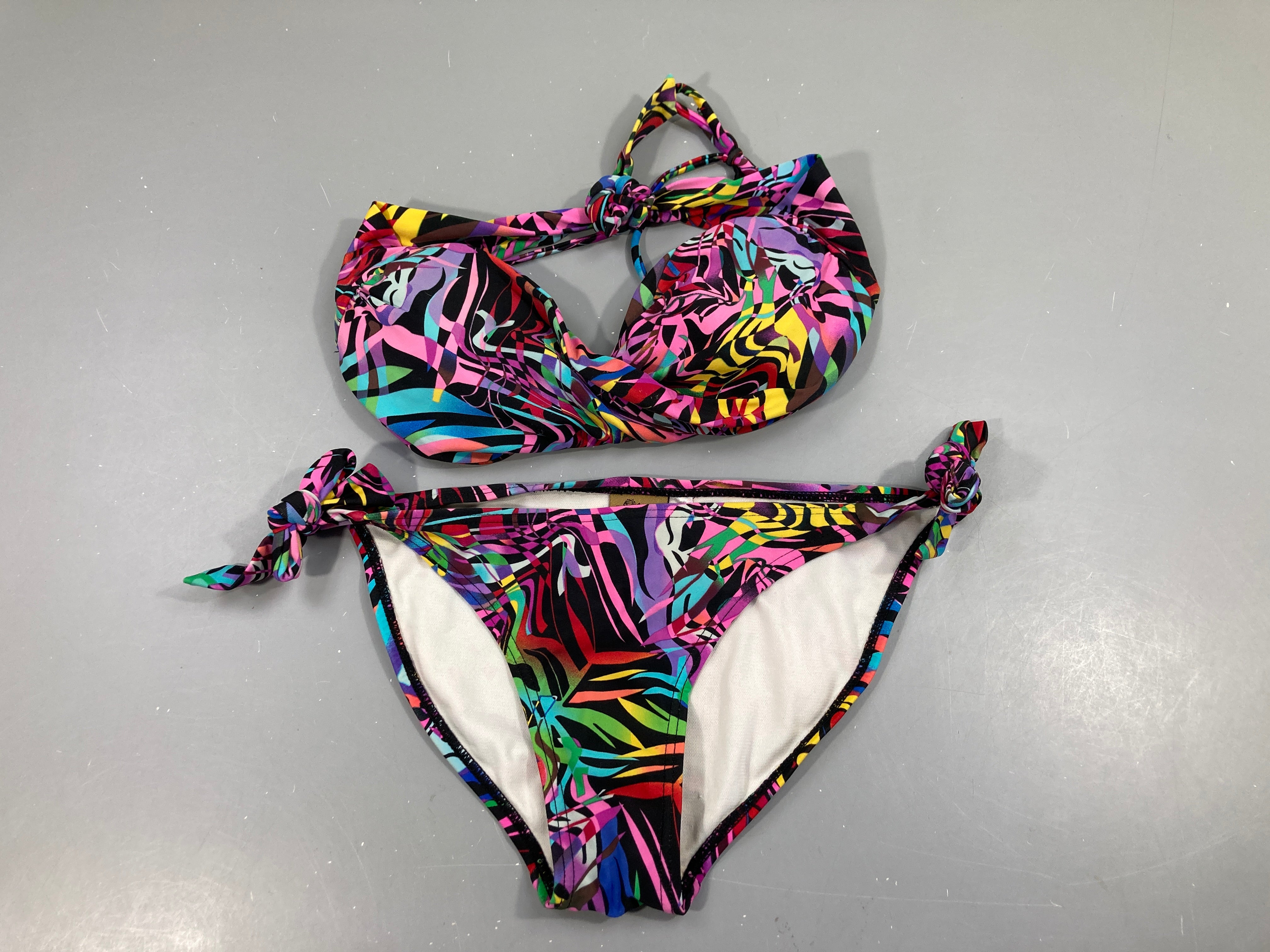 Bikini noir. multicolore