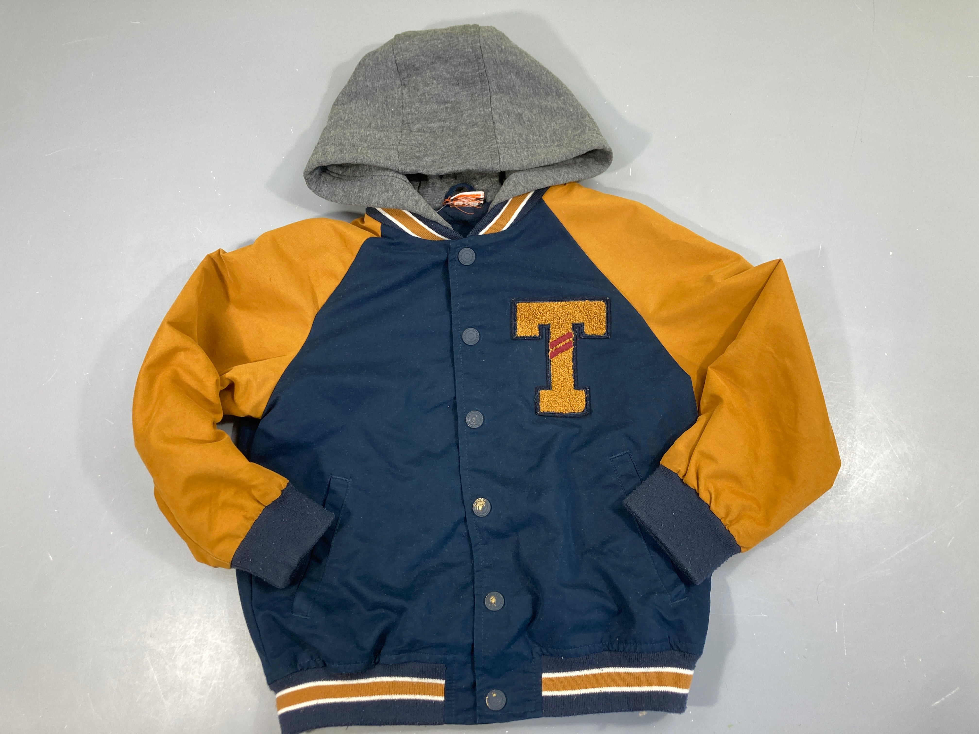 Veste blouson bleu foncé/camel T relief à capuche, bords boulochés