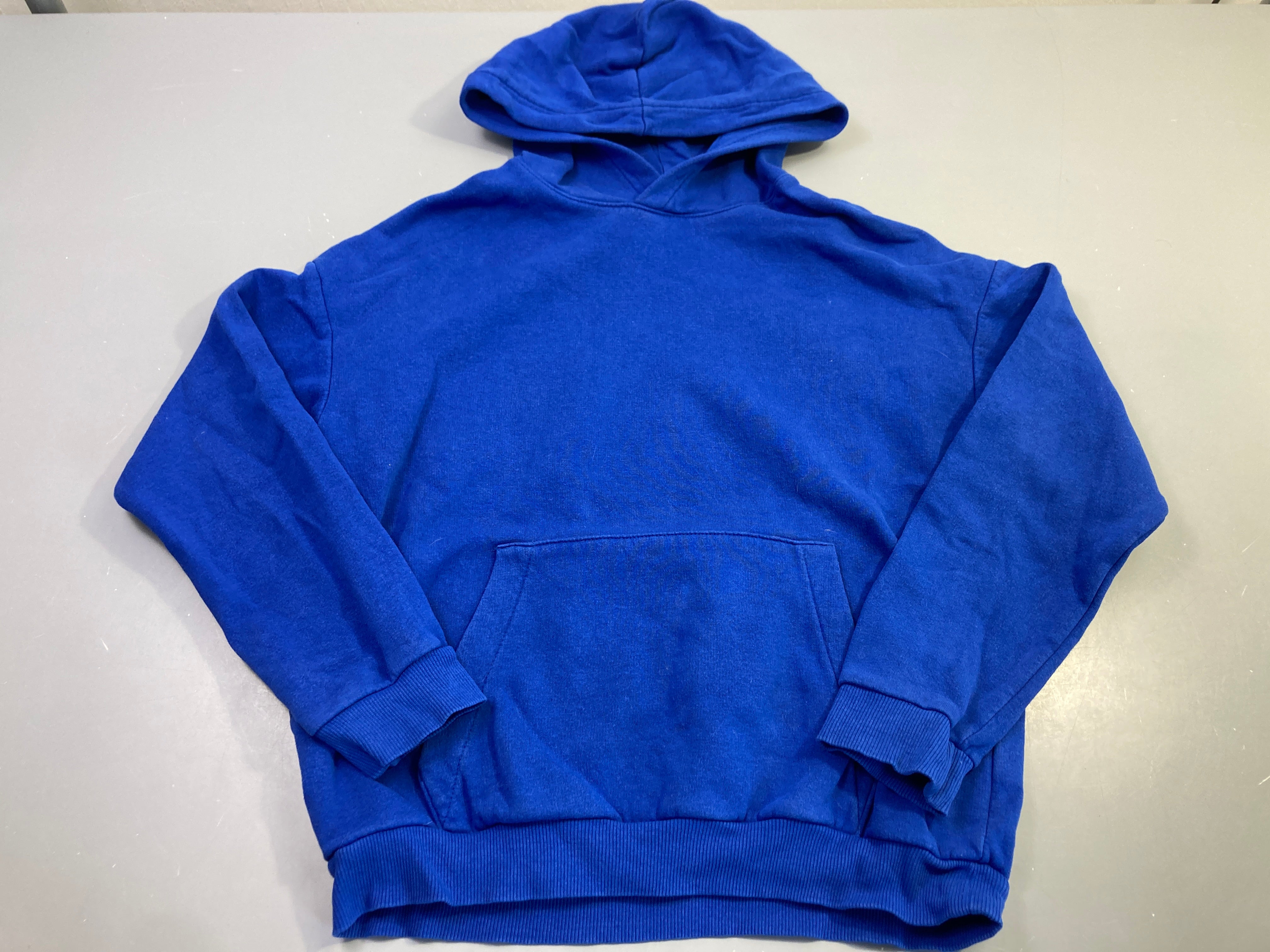 Sweat capuche bleu roi uni, légèrement bouloché