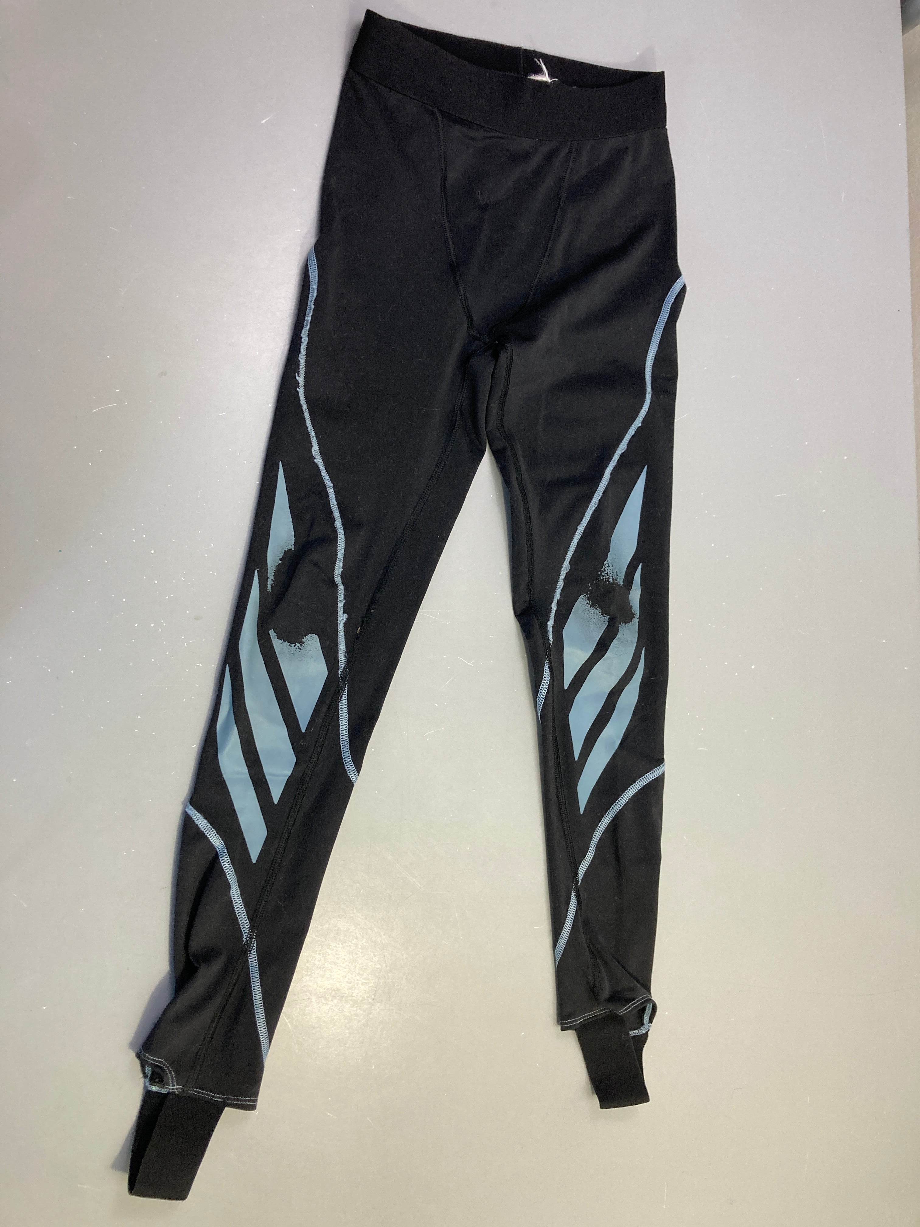 Legging noir sport imprimé, flocage abimé aux genoux (taille estimée)