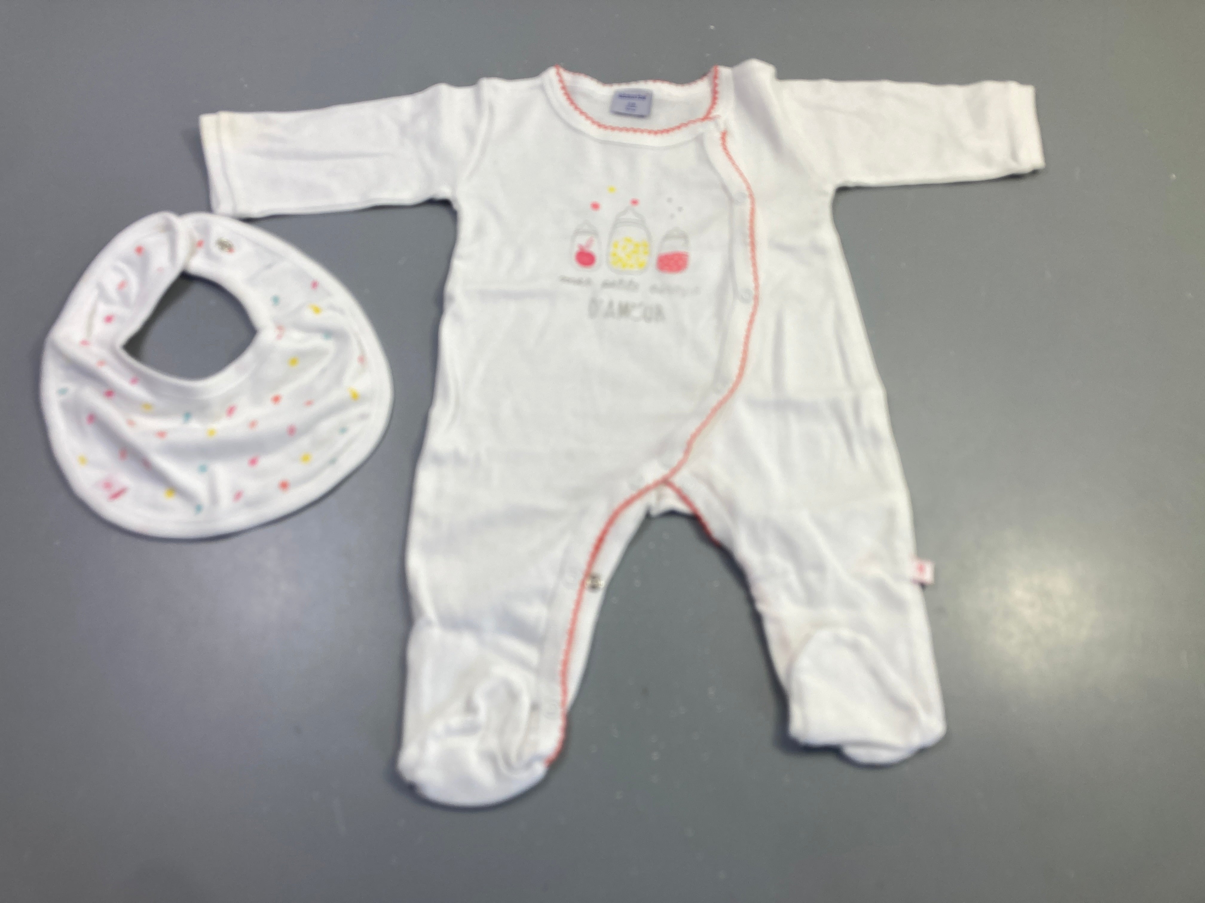 Pyjama blanc biberons + bavoir assorti
