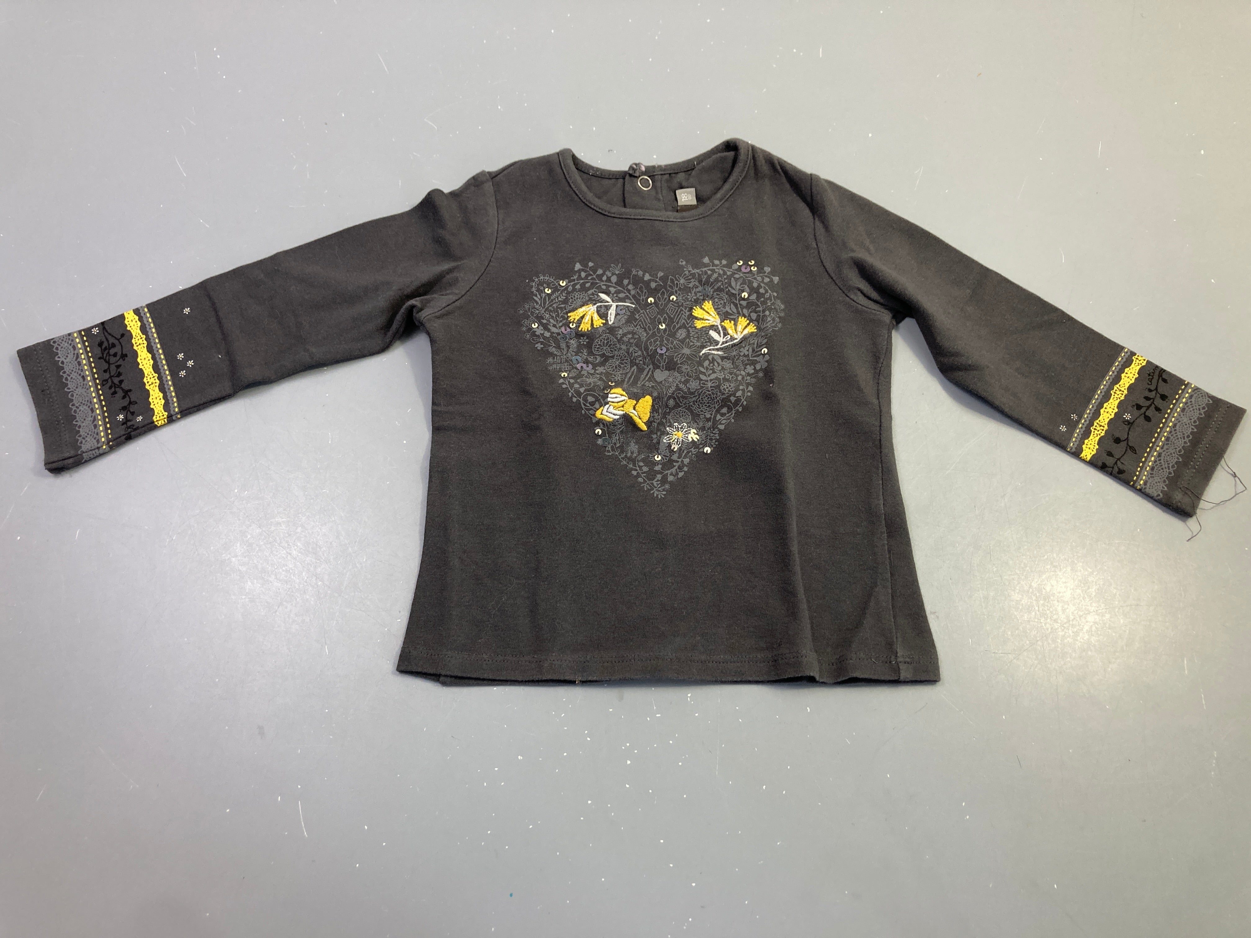 T-shirt m.l gris anthracite cœur fleuri broderie jaune