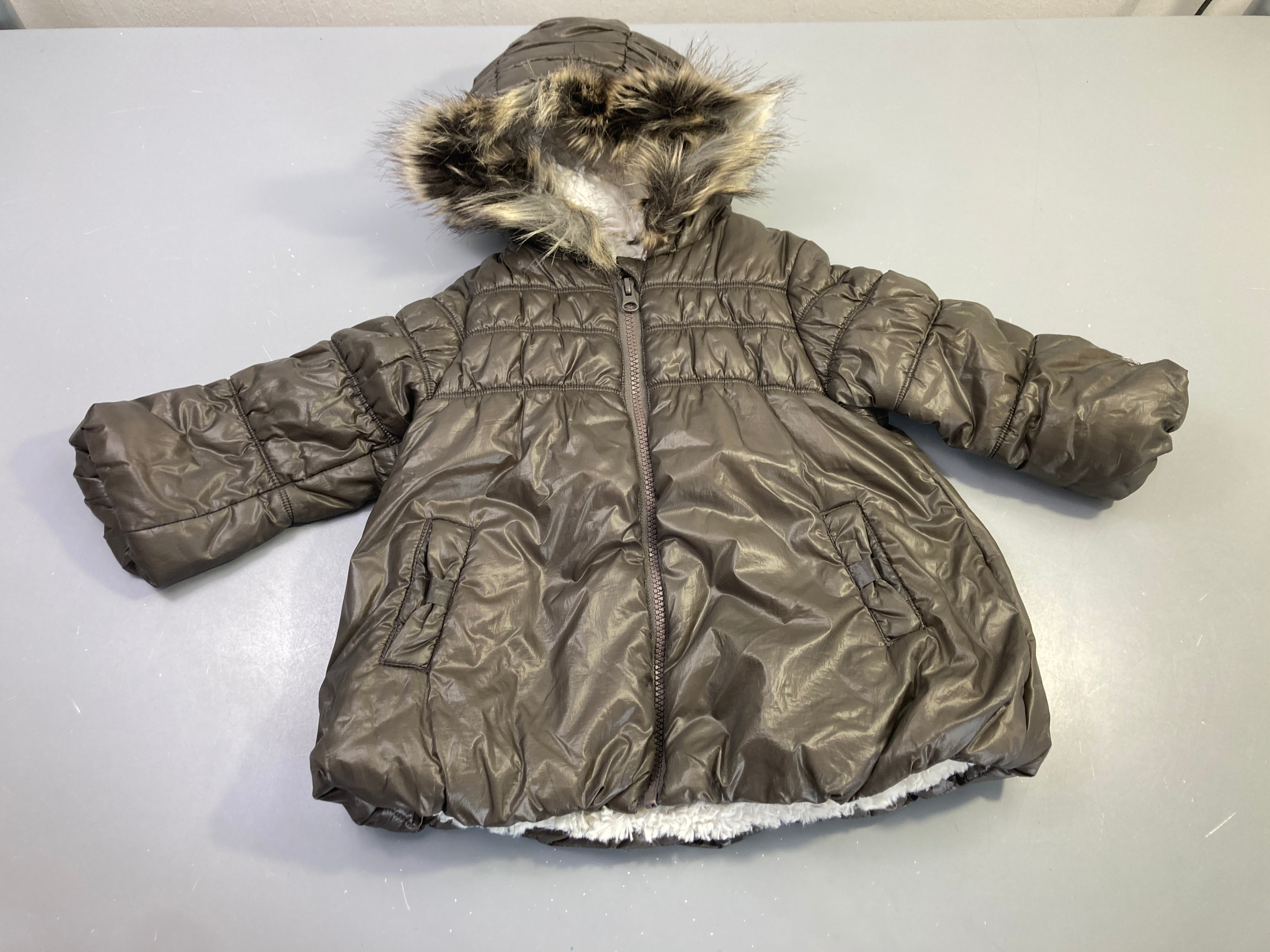 Veste zippée taupe capuche fourrure synthétique