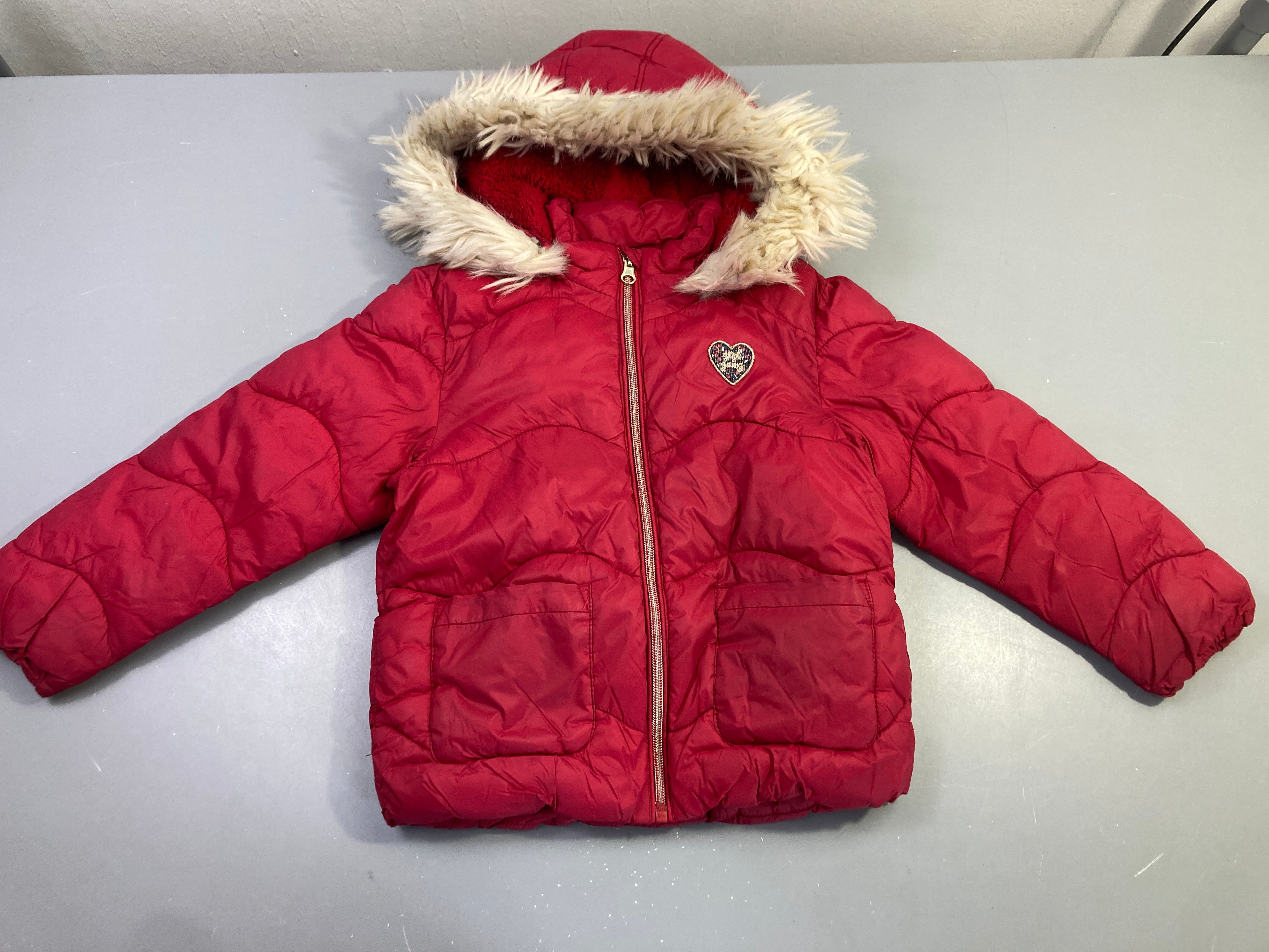 Doudoune zippée rouge capuche fourrure cœur, doublé peluche