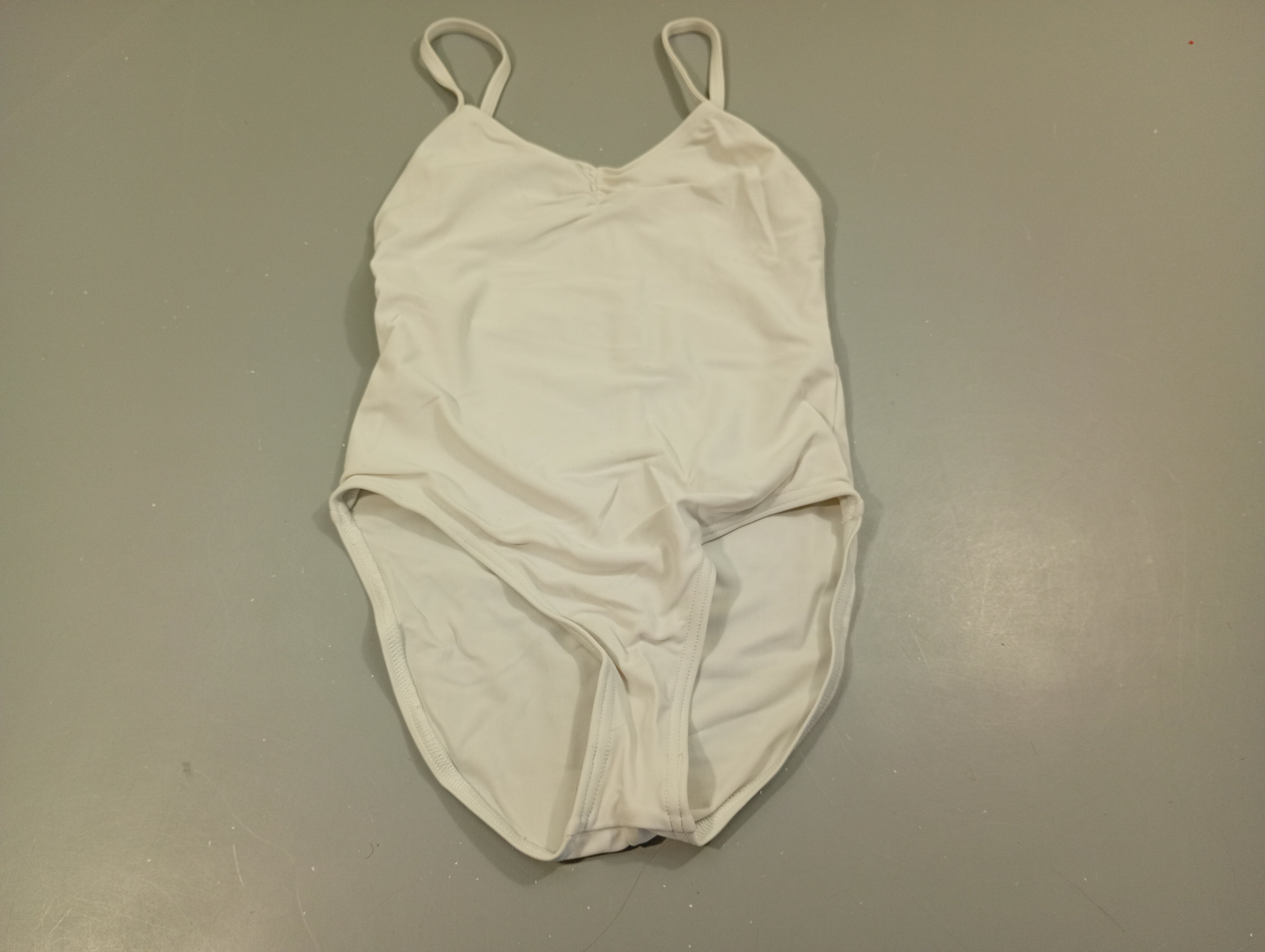 Maillot de danse blanc  fines bretelles? Temps des danses. Pas de taille indiquée, estimée 5a